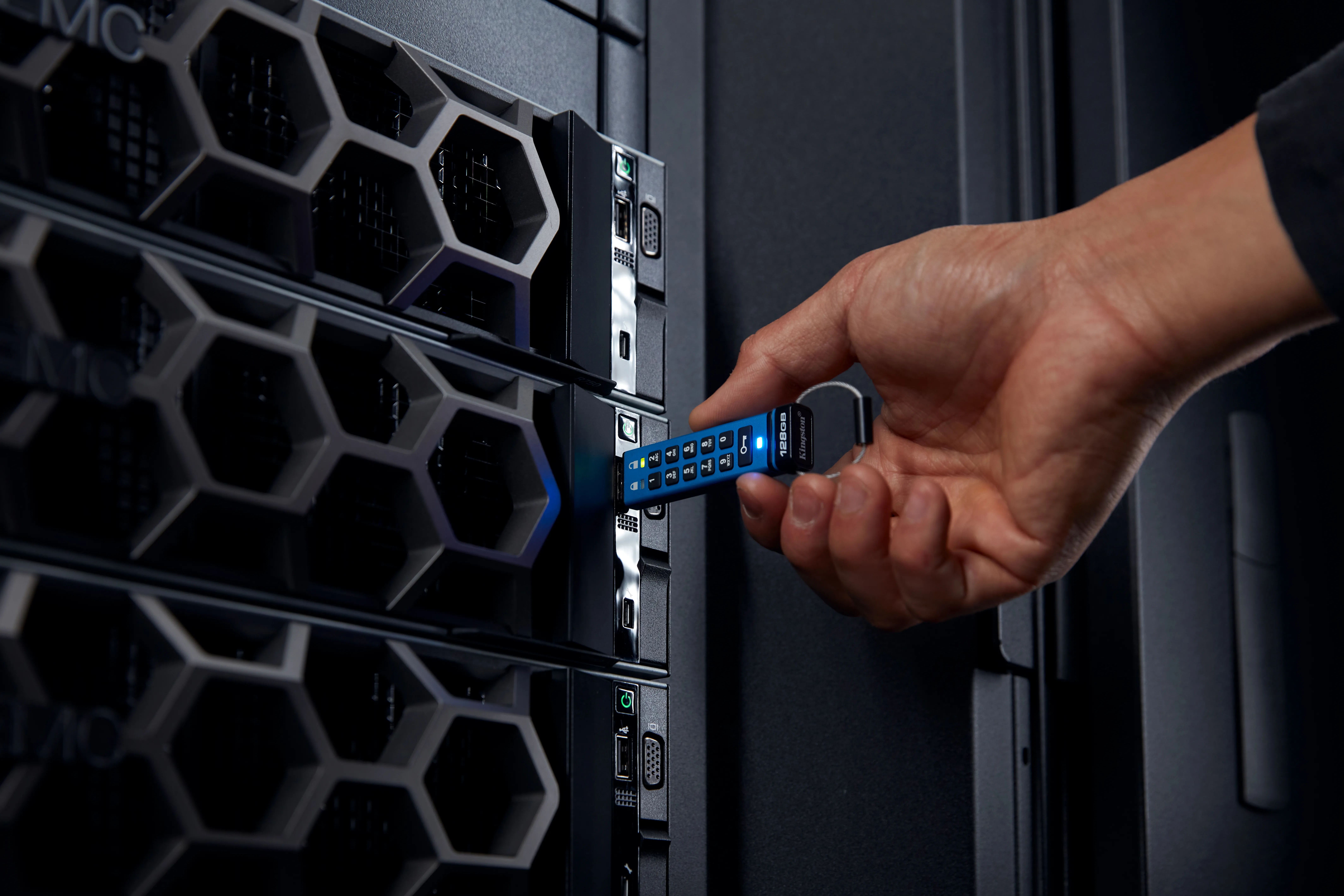 Kingston IronKey Keypad 200C USB-C 3.2 Gen 1 128 GB USB-minne, bl&aring;