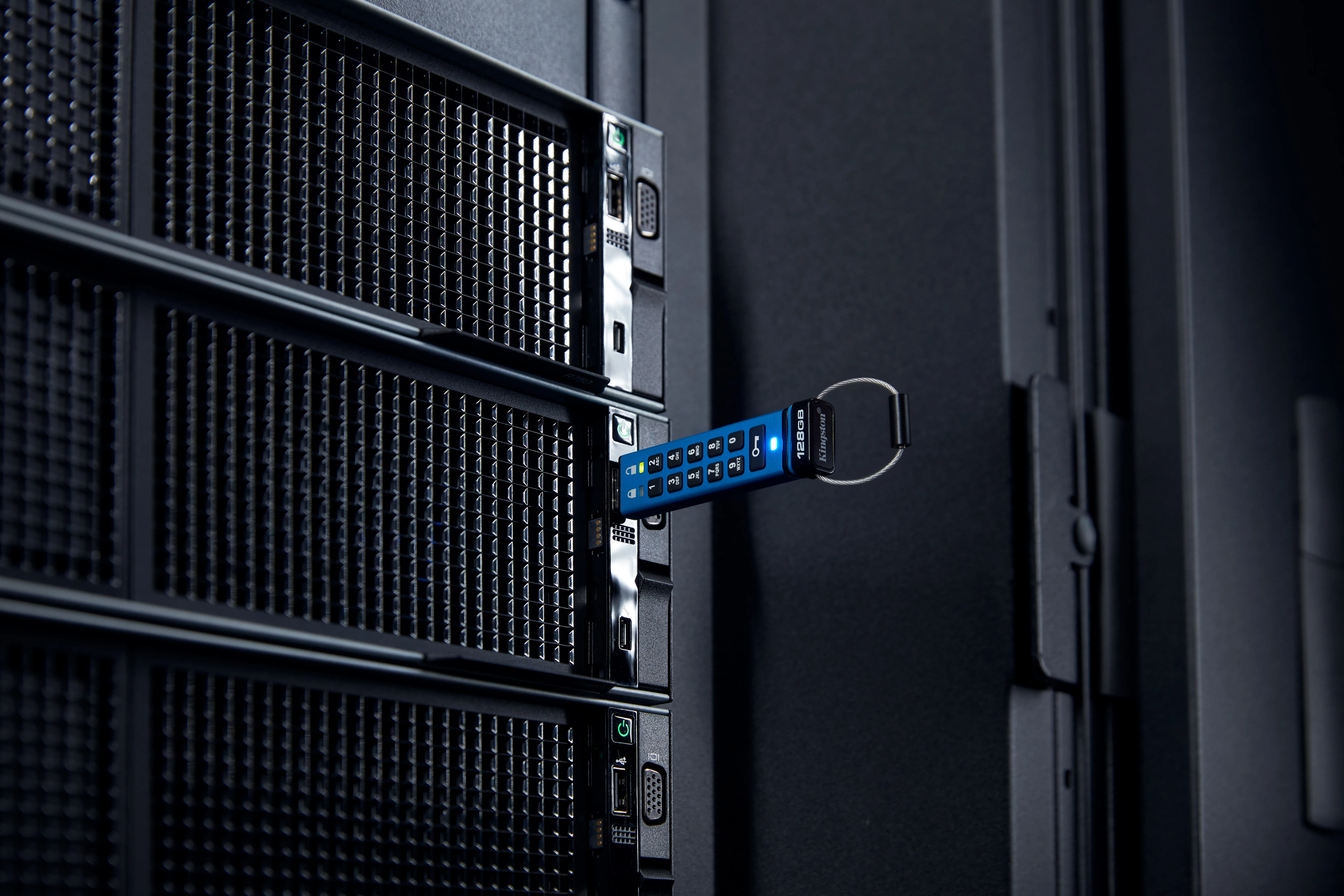 Kingston IronKey Keypad 200C USB-C 3.2 Gen 1 128 GB USB-minne, bl&aring;