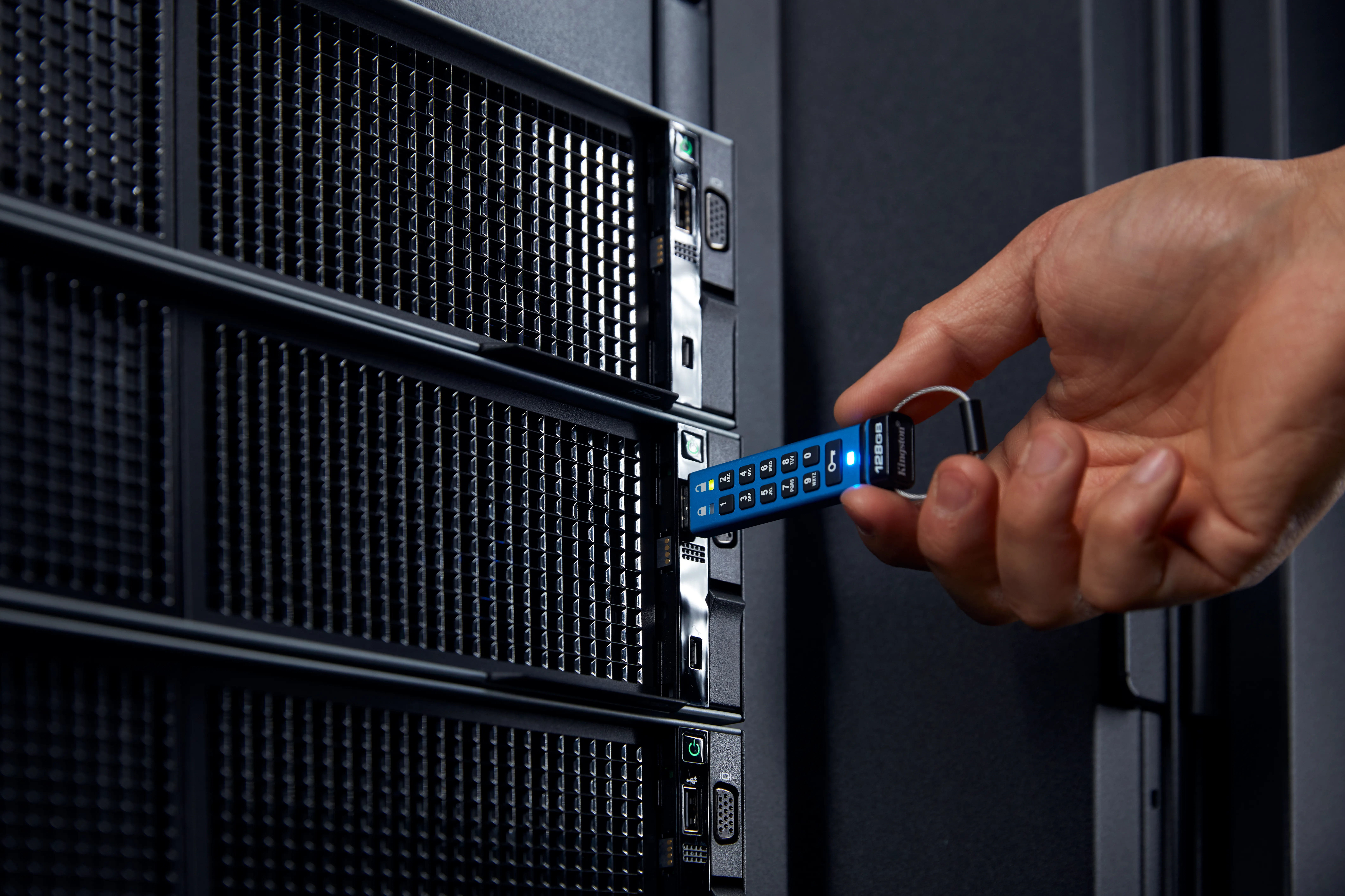 Kingston IronKey Keypad 200C USB-C 3.2 Gen 1 128 GB USB-minne, bl&aring;