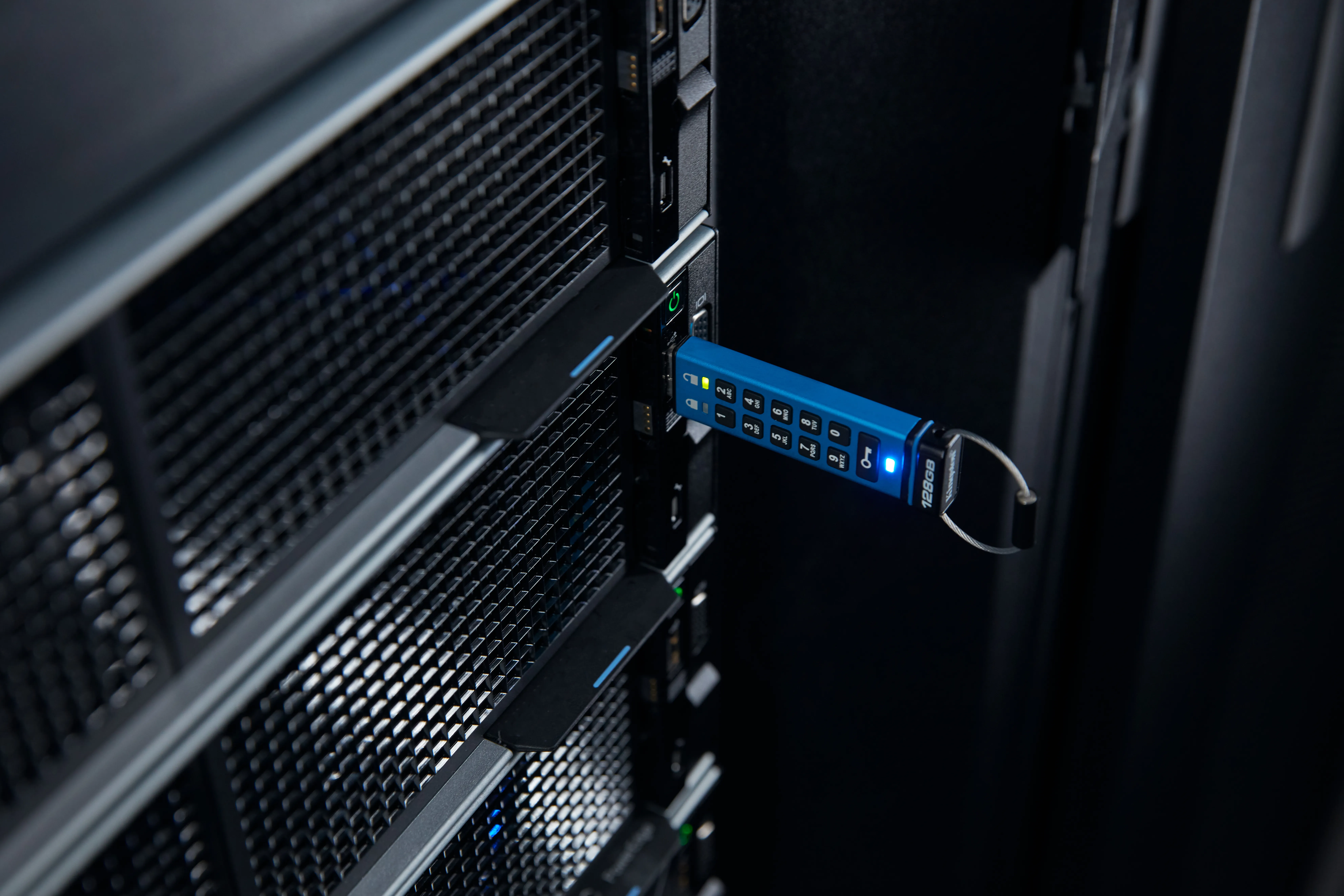 Kingston IronKey Keypad 200C USB-C 3.2 Gen 1 128 GB USB-minne, bl&aring;