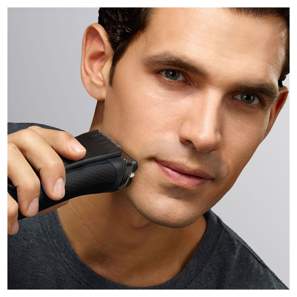 BRAUN PARRANAJOKONE 3020s ProSkin SERIES-3 Maailman myydyin partakonesarja. Uusi suorituskykyisempi ajop&auml;&auml; MICROCOMB! Tyylik&auml;s muotoilu pit&auml;v&auml;ll&auml; k&auml;densijalla,