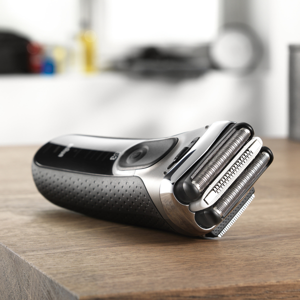 BRAUN PARRANAJOKONE 3020s ProSkin SERIES-3 Maailman myydyin partakonesarja. Uusi suorituskykyisempi ajop&auml;&auml; MICROCOMB! Tyylik&auml;s muotoilu pit&auml;v&auml;ll&auml; k&auml;densijalla,