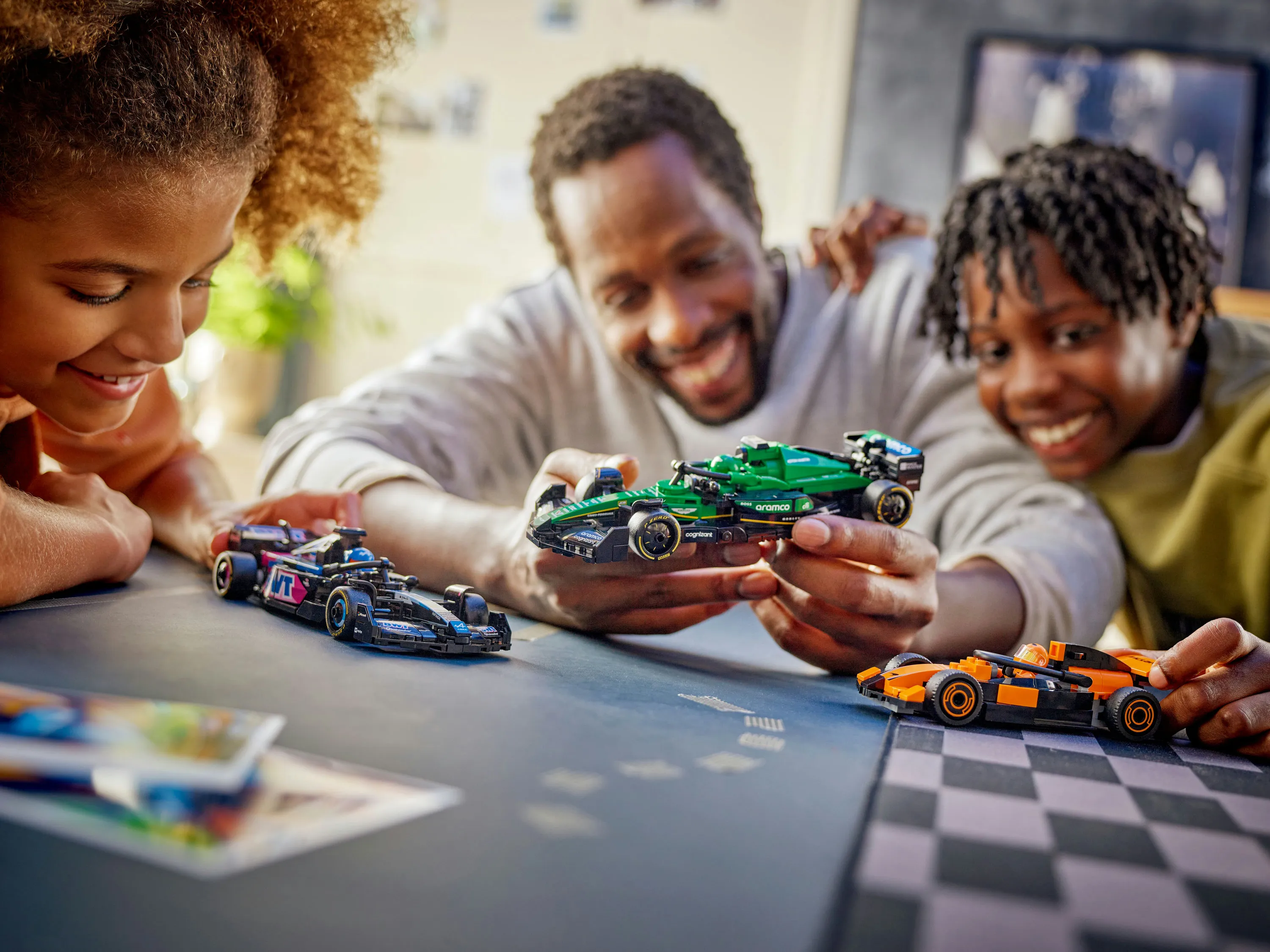 LEGO City F1-f&ouml;rare och McLaren racerbil 60442