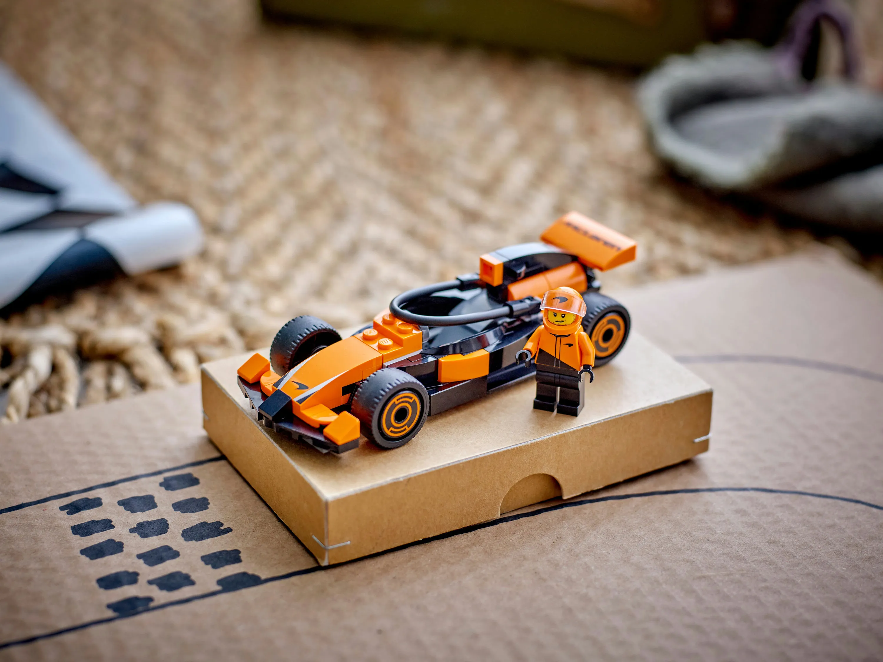 LEGO City F1-f&ouml;rare och McLaren racerbil 60442