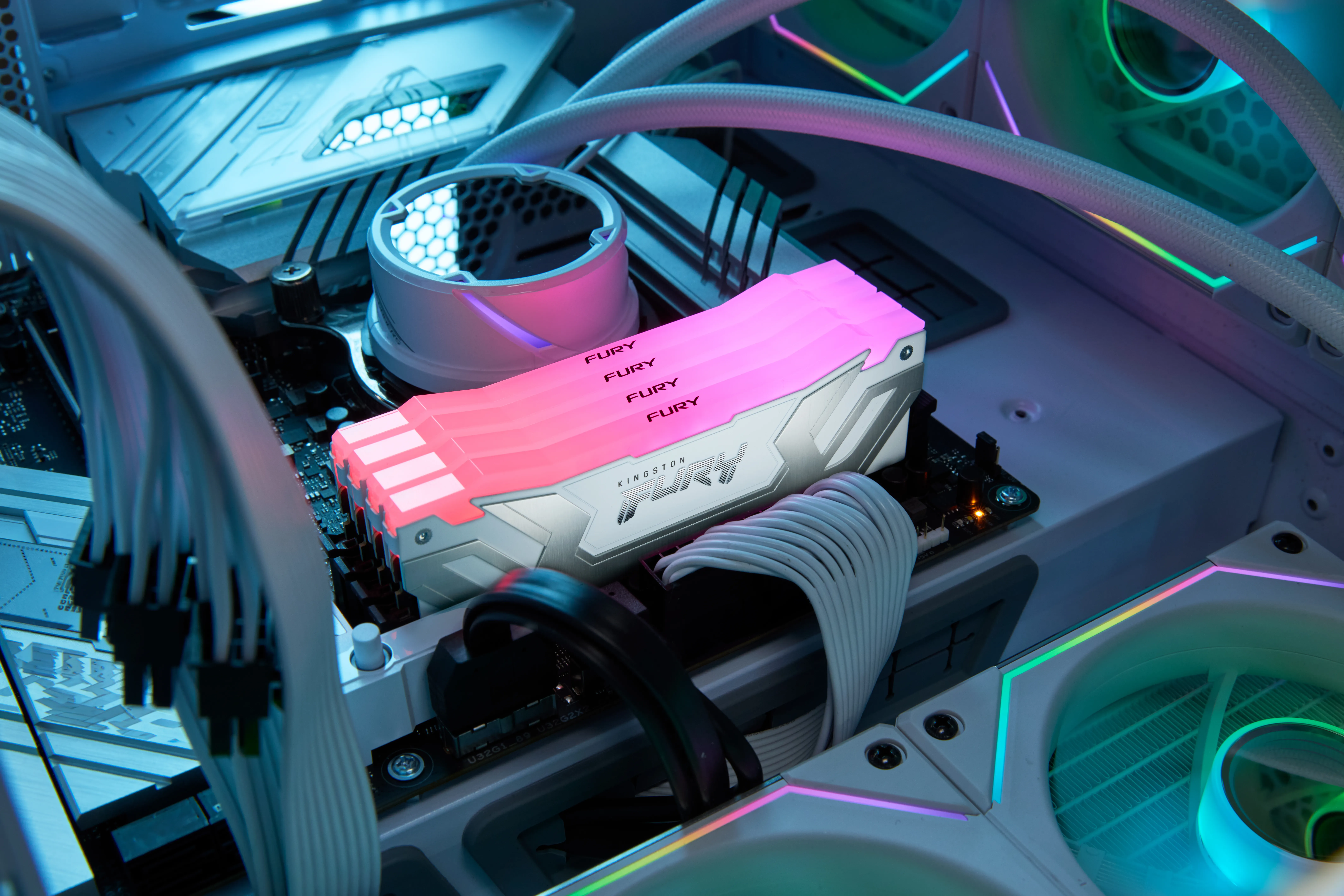 Kingston FURY 24GB 8800MT/s DDR5 CL42 CUDIMM FURY Renegade RGB White 24 GB (1 x 24 GB) DDR5 8800 MT/s, CL42 - minne