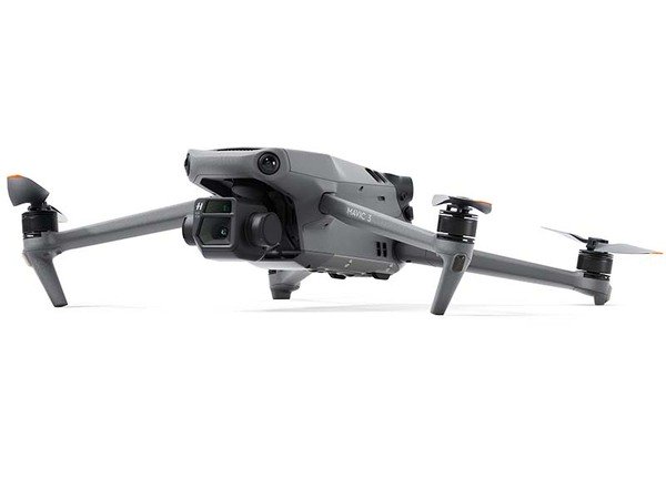 (L&ouml;yt&ouml;nurkka) DJI Mavic 3 -nelikopteri