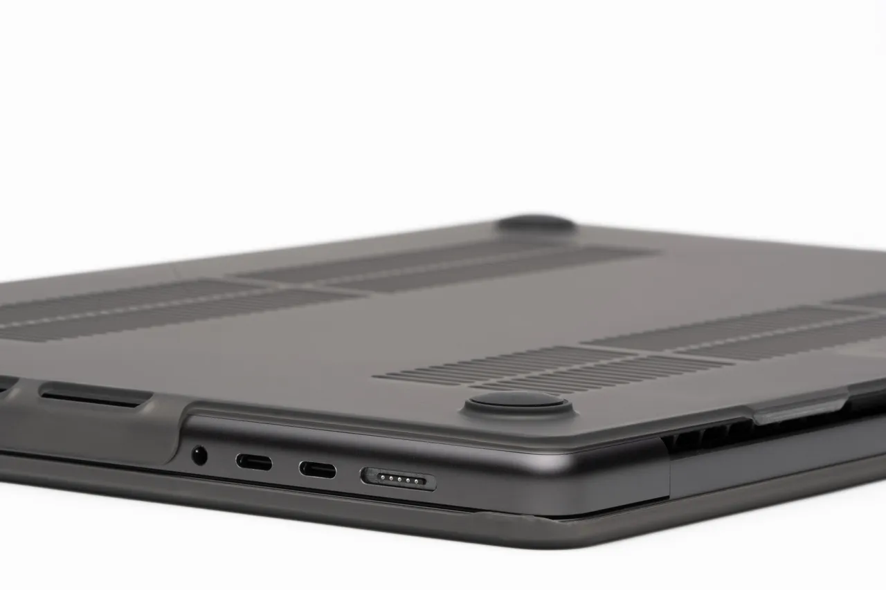 Zagg Hardshell MacBook Pro 13"M2/M1/'20 Smoke - laptop case