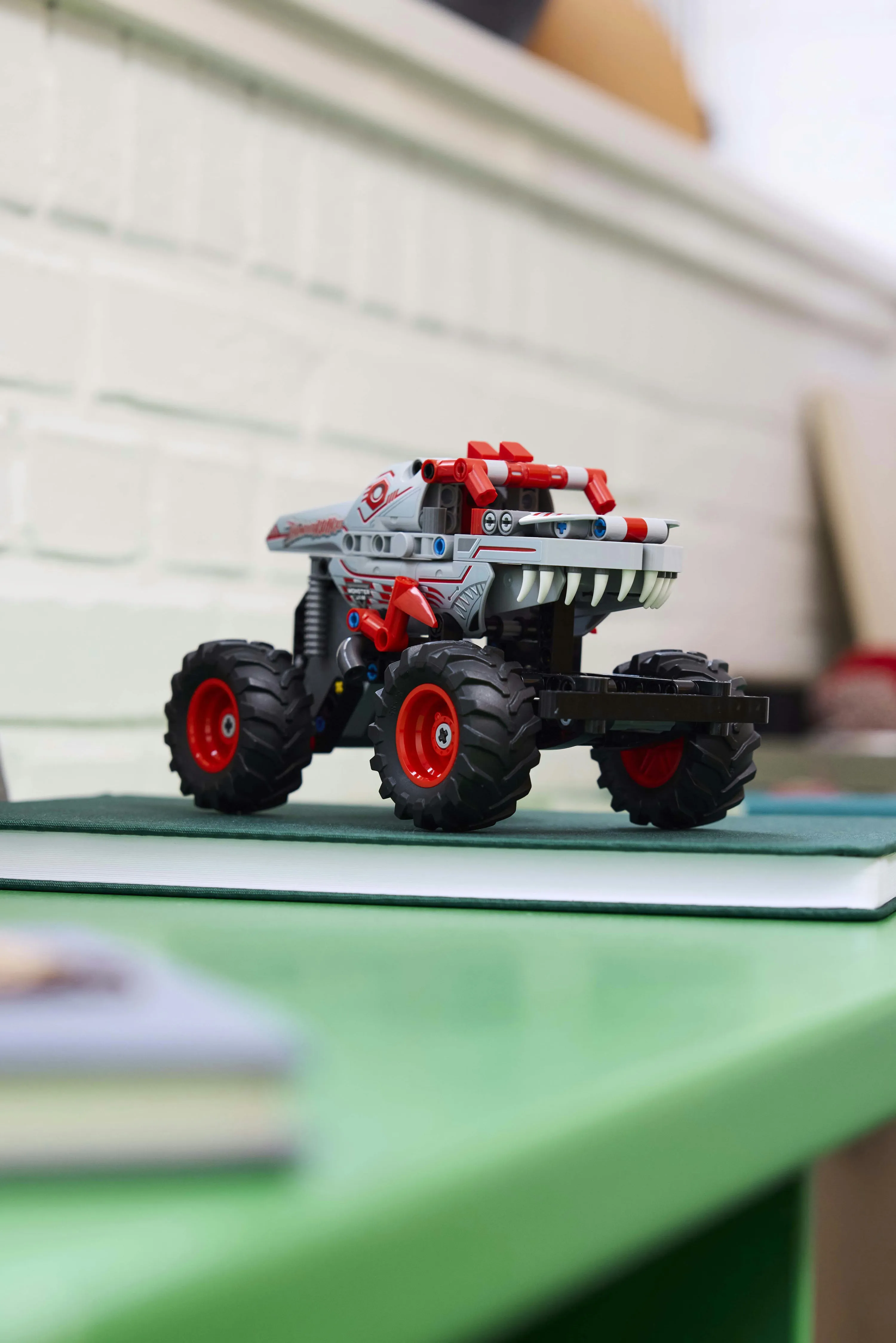 LEGO Technic Monster Jam ThunderROARus Vetomoottoriauto 42200