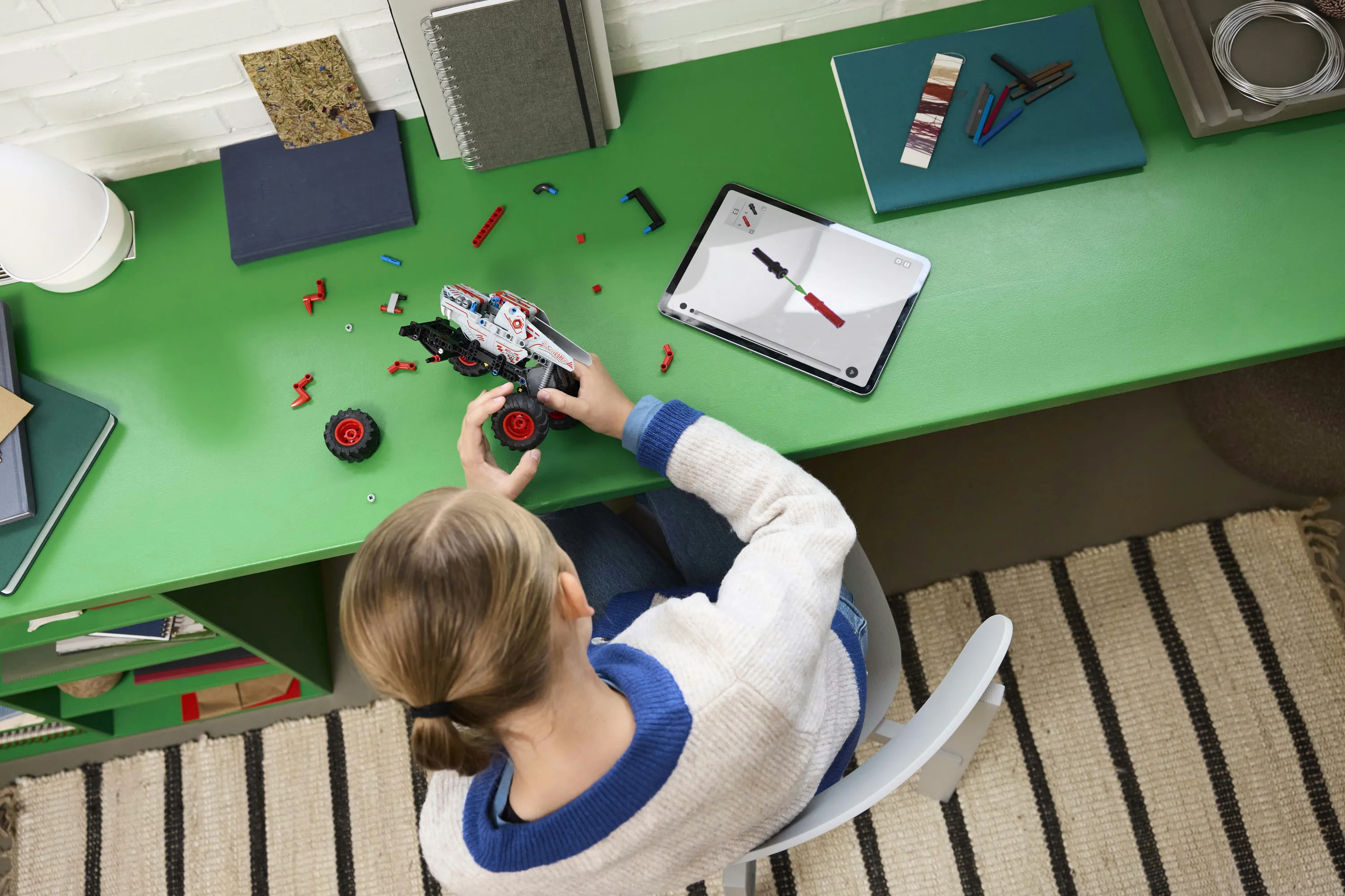 LEGO Technic Monster Jam ThunderROARus Vetomoottoriauto 42200