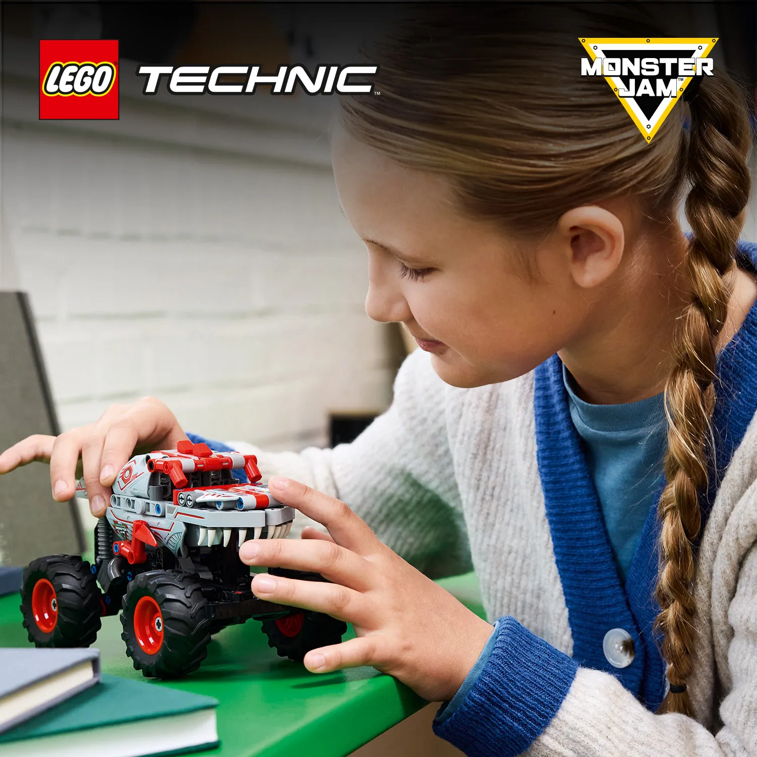 LEGO Technic Monster Jam ThunderROARus Vetomoottoriauto 42200