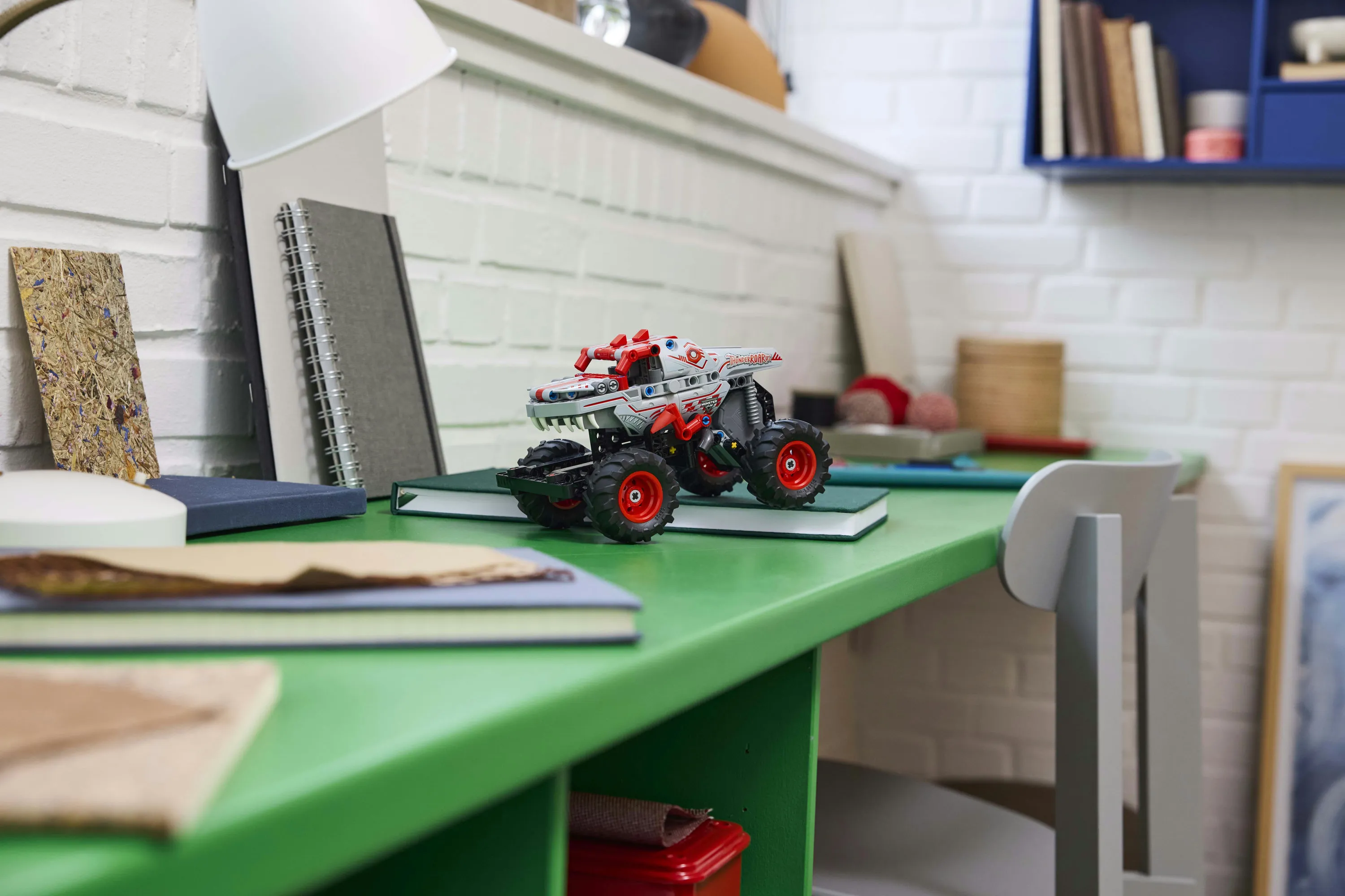 LEGO Technic Monster Jam ThunderROARus Vetomoottoriauto 42200