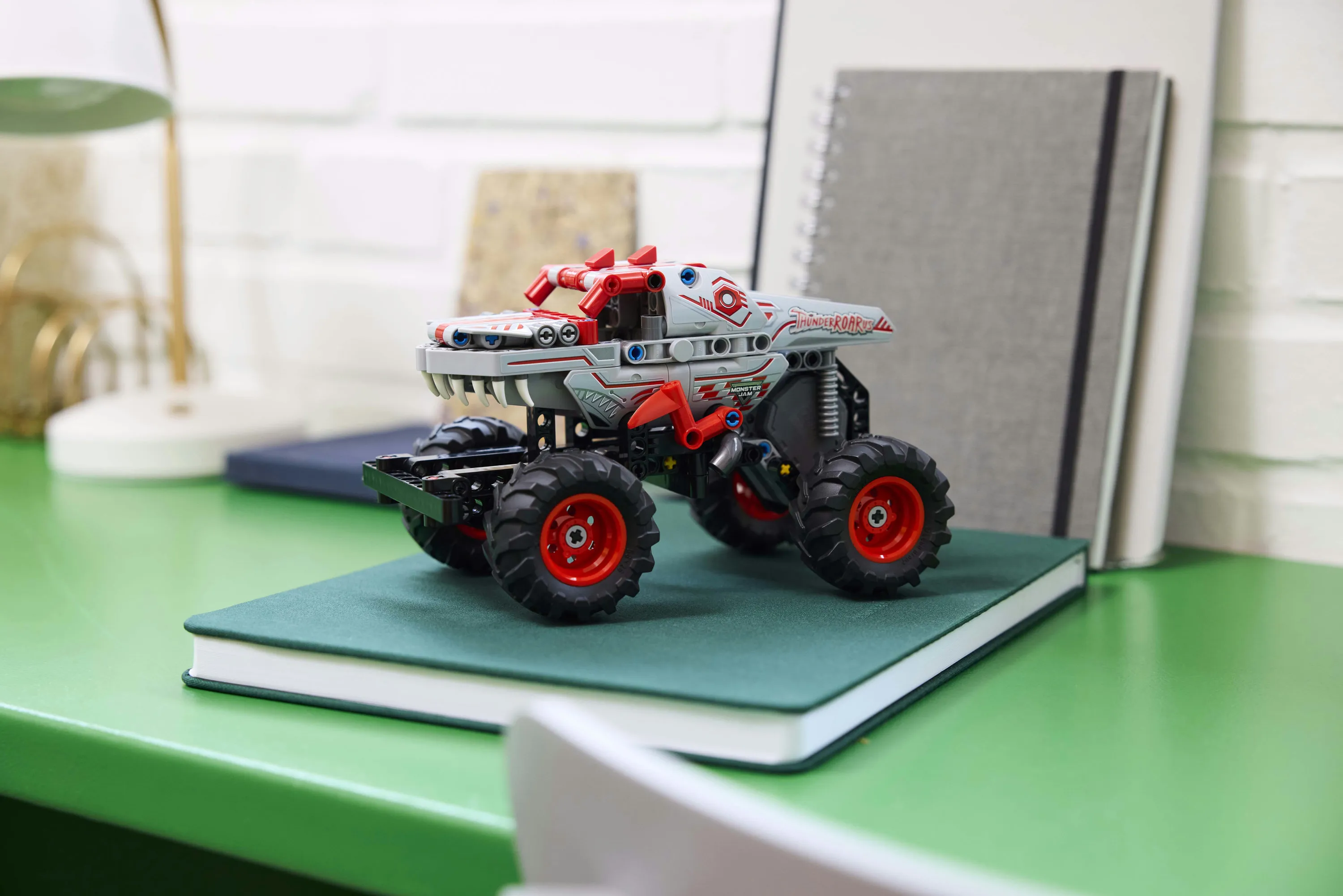 LEGO Technic Monster Jam ThunderROARus Vetomoottoriauto 42200