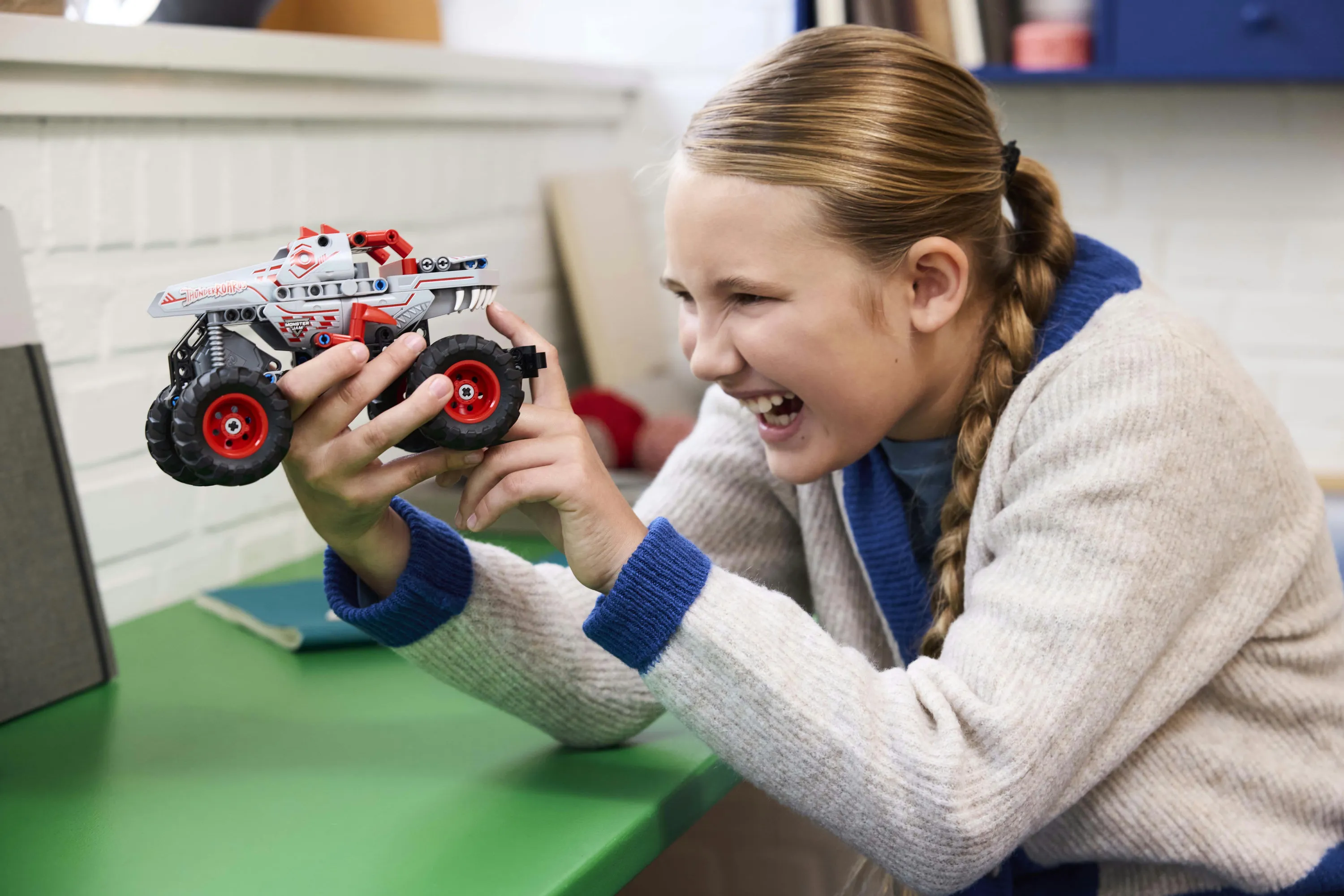 LEGO Technic Monster Jam ThunderROARus Vetomoottoriauto 42200