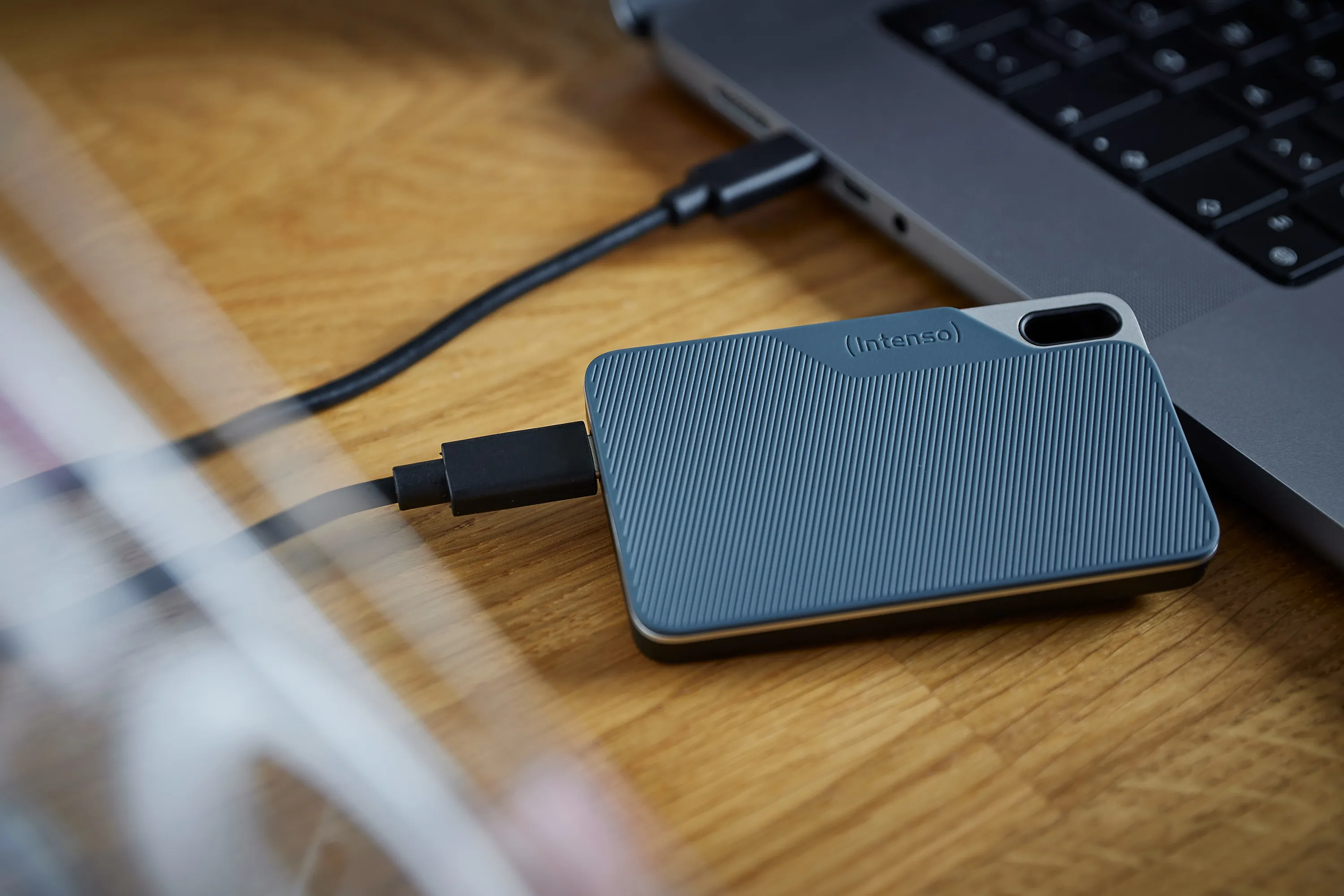 Intenso TX100 250 Gt USB-C -ulkoinen SSD, kannettava, iskunkest&auml;v&auml;, Grey-blue