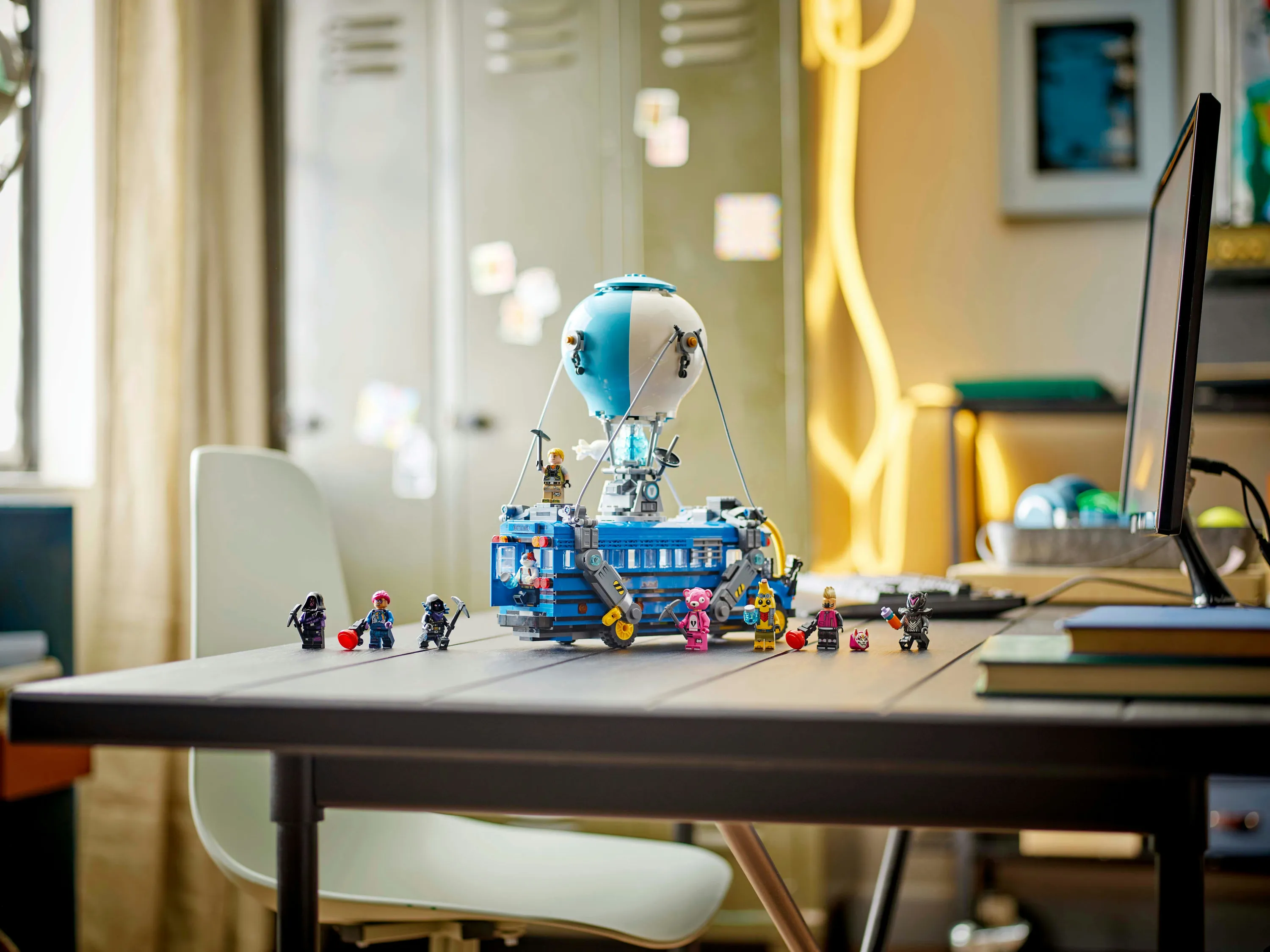 LEGO Fortnite Battle Bus 77073