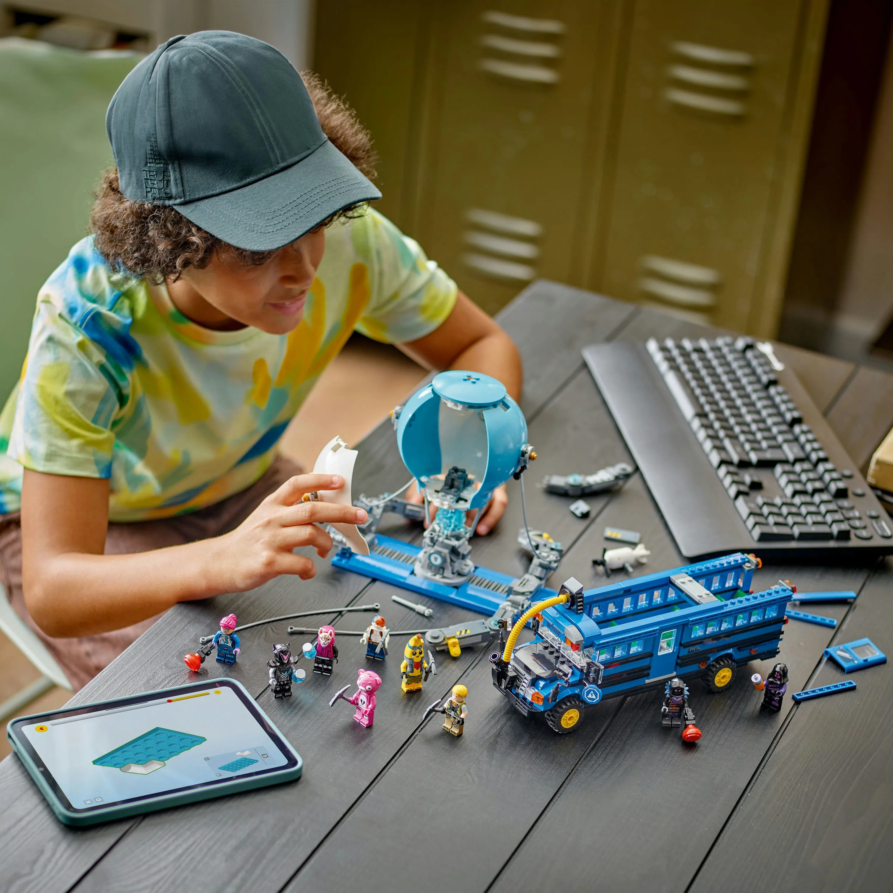 LEGO Fortnite Battle Bus 77073