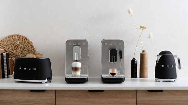 Smeg 50's Style BCC02BLMEU -espressokeitin, t&auml;ysautomaattinen, musta, Harmaa