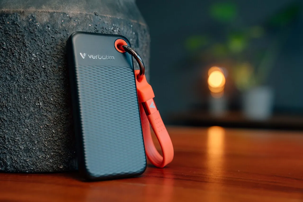 Verbatim Pocket SSD 2 TB extern SSD med USB 3.2 Gen 2 (USB-C), portabel, svart, bl&aring;