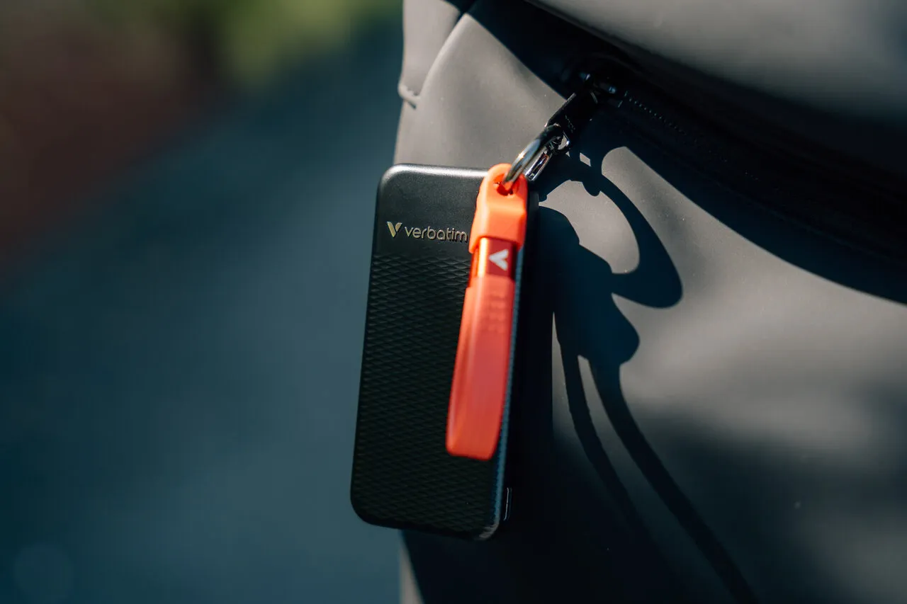 Verbatim Pocket SSD 2 TB extern SSD med USB 3.2 Gen 2 (USB-C), portabel, svart, bl&aring;