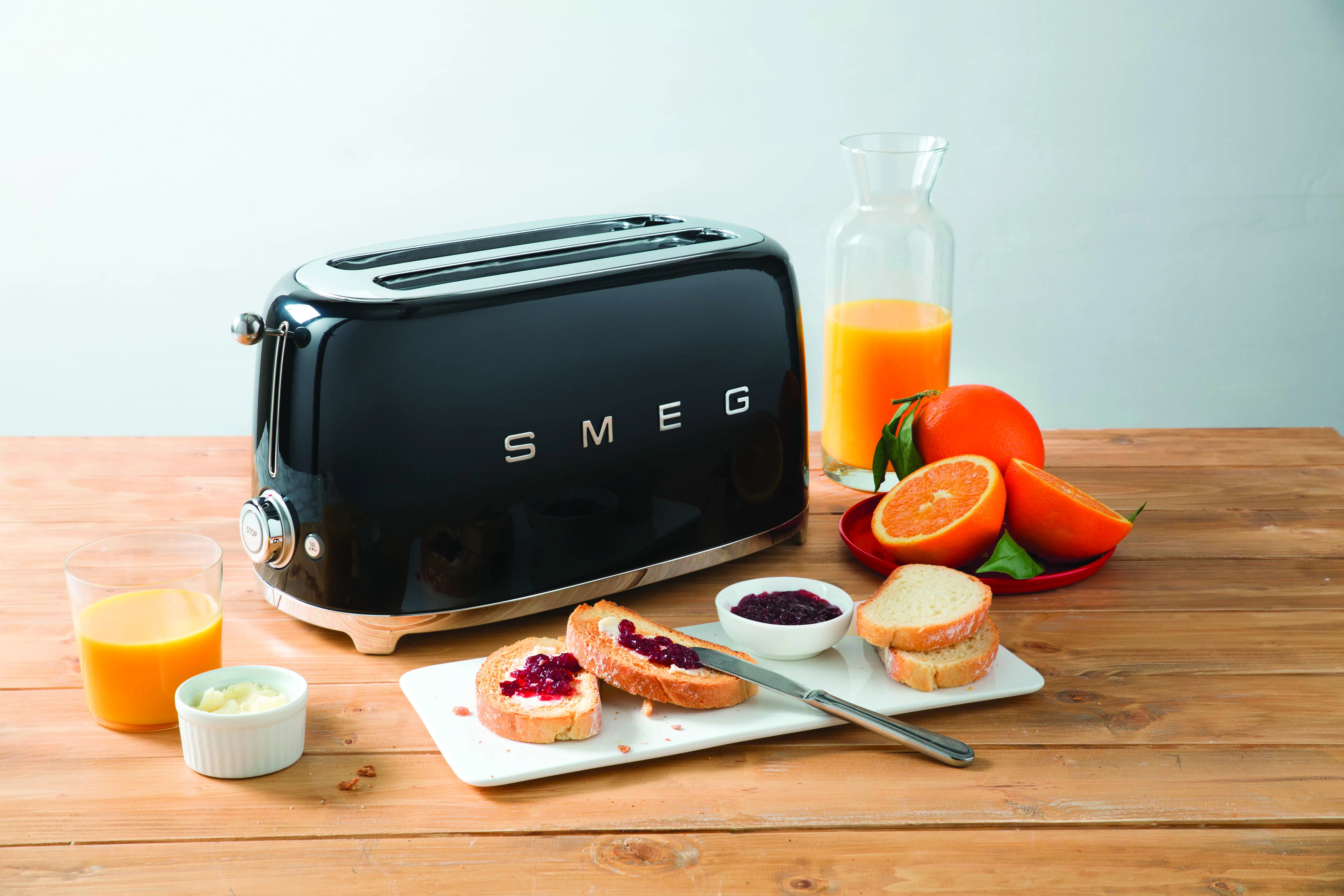 Smeg TSF02BLEU 4-viipaleen leivänpaahdin, musta