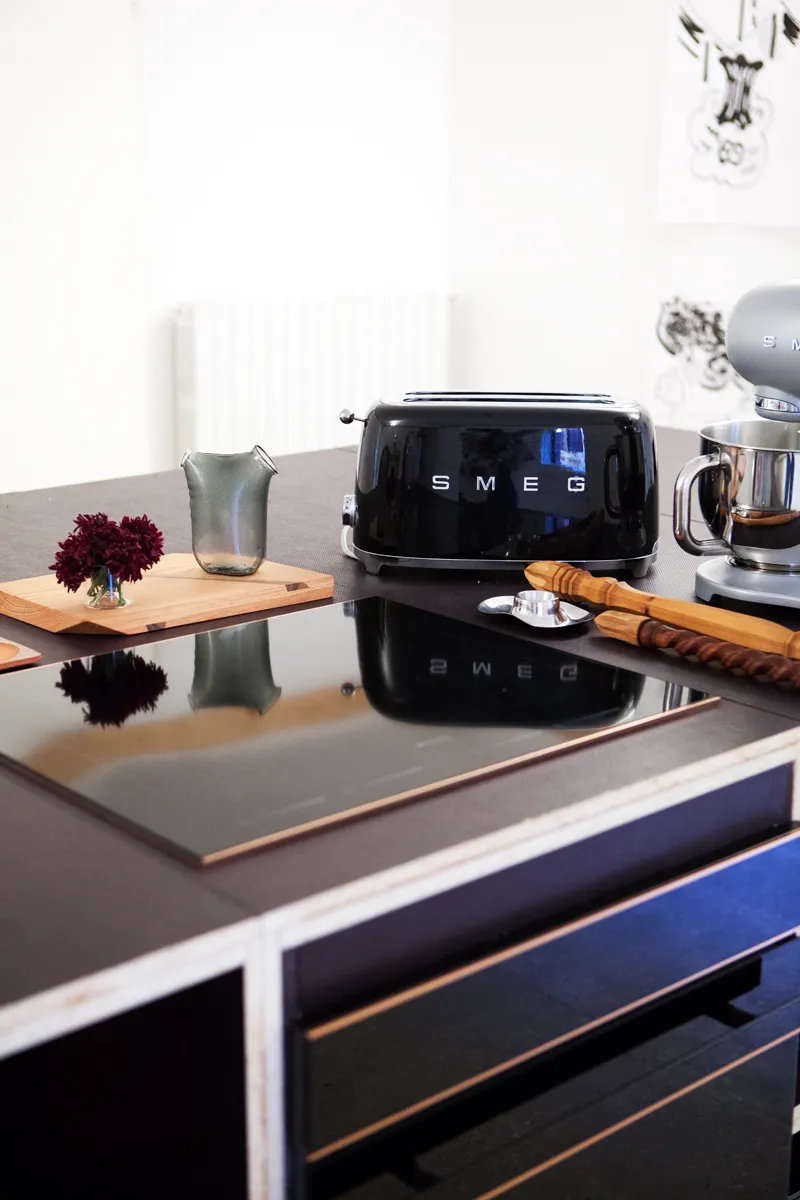 Smeg TSF02BLEU 4-viipaleen leivänpaahdin, musta