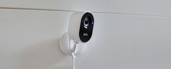 Arlo Essential - Verkkovalvontakamera - sis&auml;tilat - v&auml;ri (P&auml;iv&auml;&amp;Y&ouml;) - 2 MP - 1920 x 1080 - audio - langaton - Wi-Fi - H.264 - Tasavirta 5 V