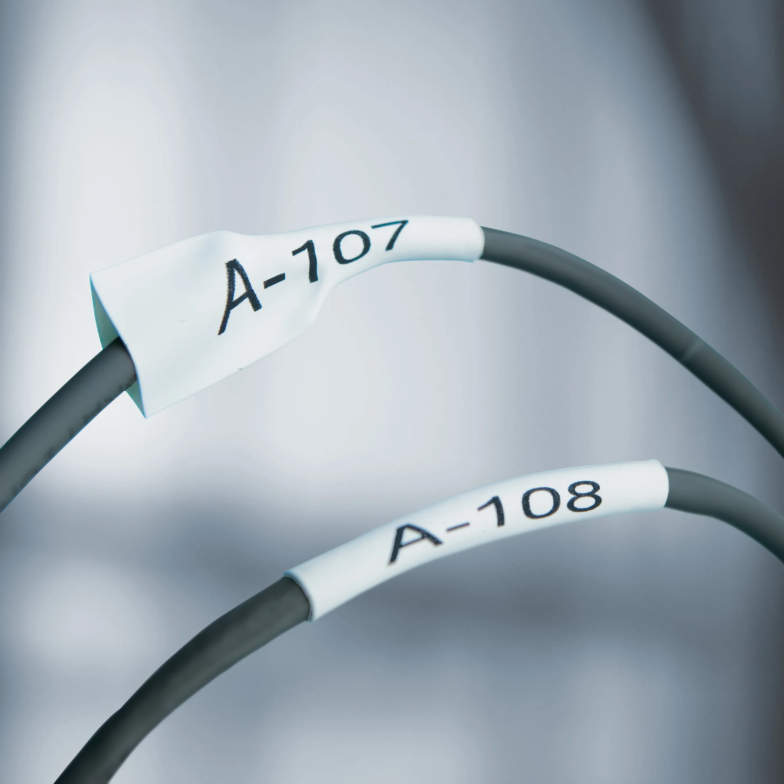 DYMO RhinoPRO m&auml;rkbar krympslang 12mm, svart p&aring; vitt, 1.5m rulle