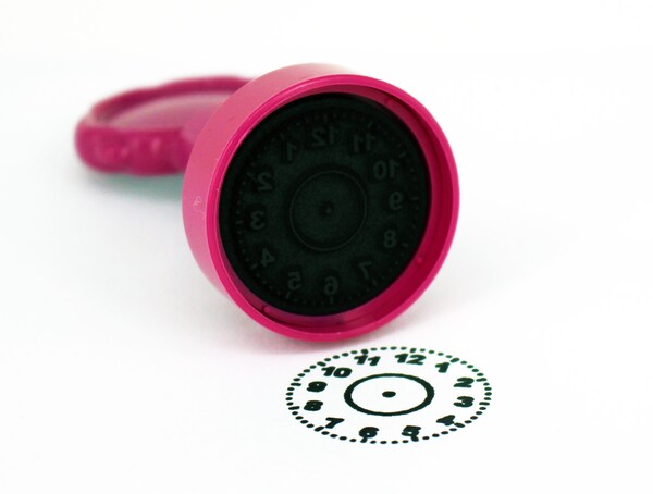 X Clamations clock face black Artline