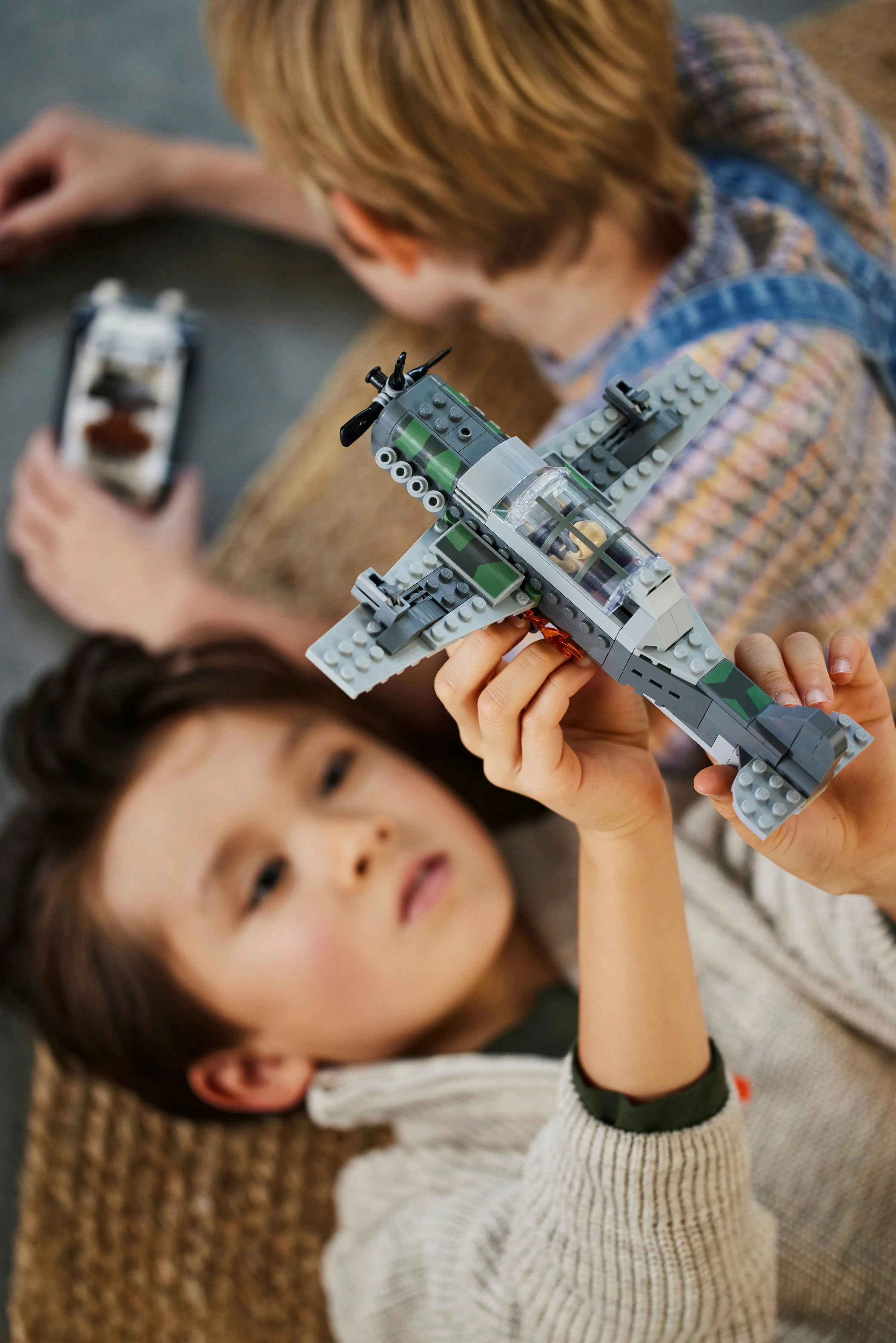 Lego Indiana H&auml;vitt&auml;j&auml;lentokoneen hy&ouml;kk&auml;ys 77012