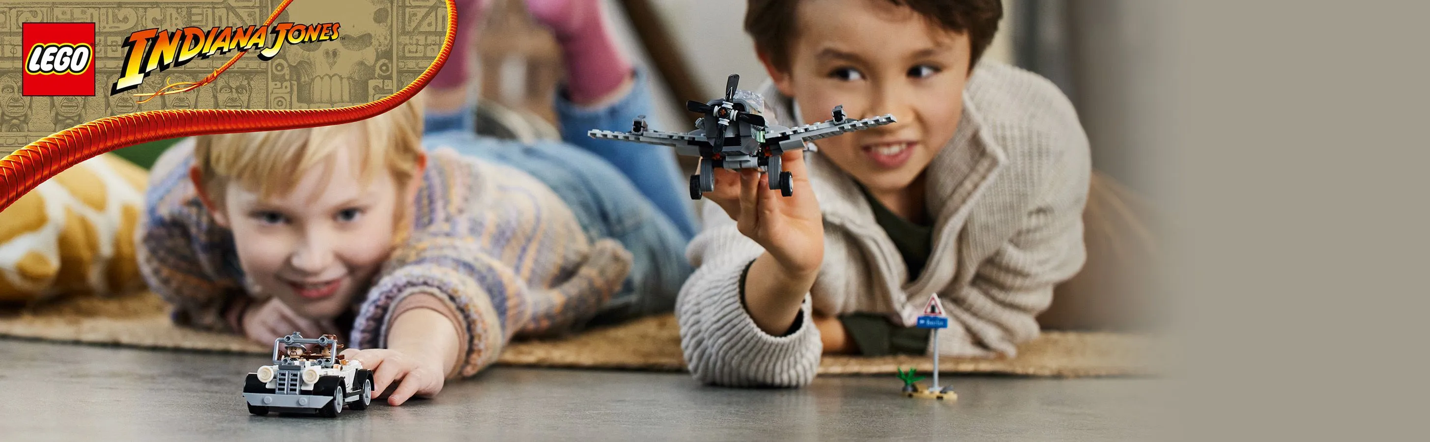 Lego Indiana H&auml;vitt&auml;j&auml;lentokoneen hy&ouml;kk&auml;ys 77012