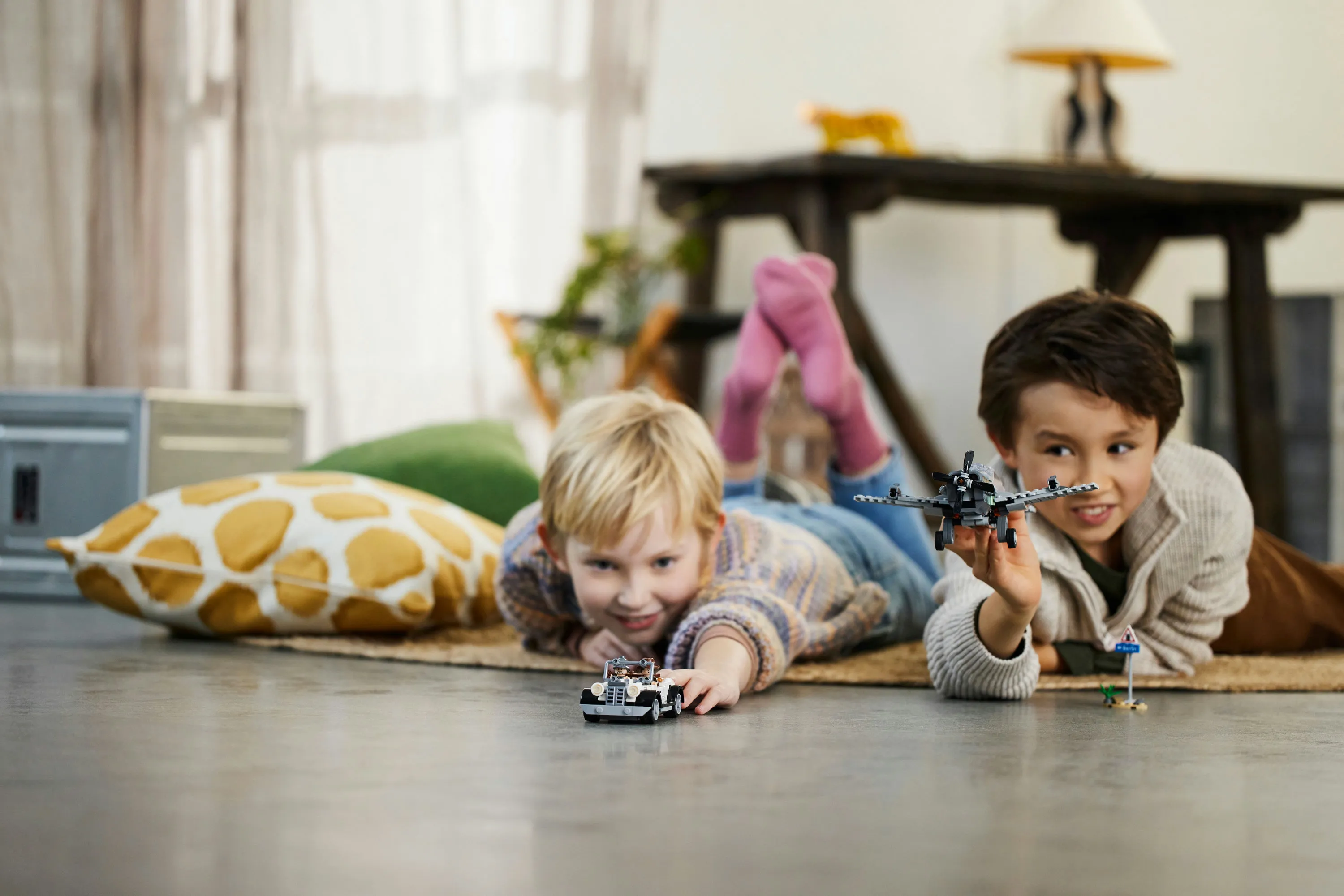 Lego Indiana H&auml;vitt&auml;j&auml;lentokoneen hy&ouml;kk&auml;ys 77012