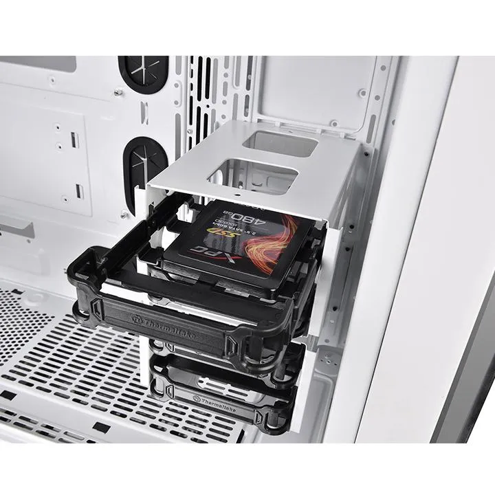 Thermaltake View 71 Tempered Glass Snow Edition -t&auml;ystornikotelo ikkunalla, valkoinen