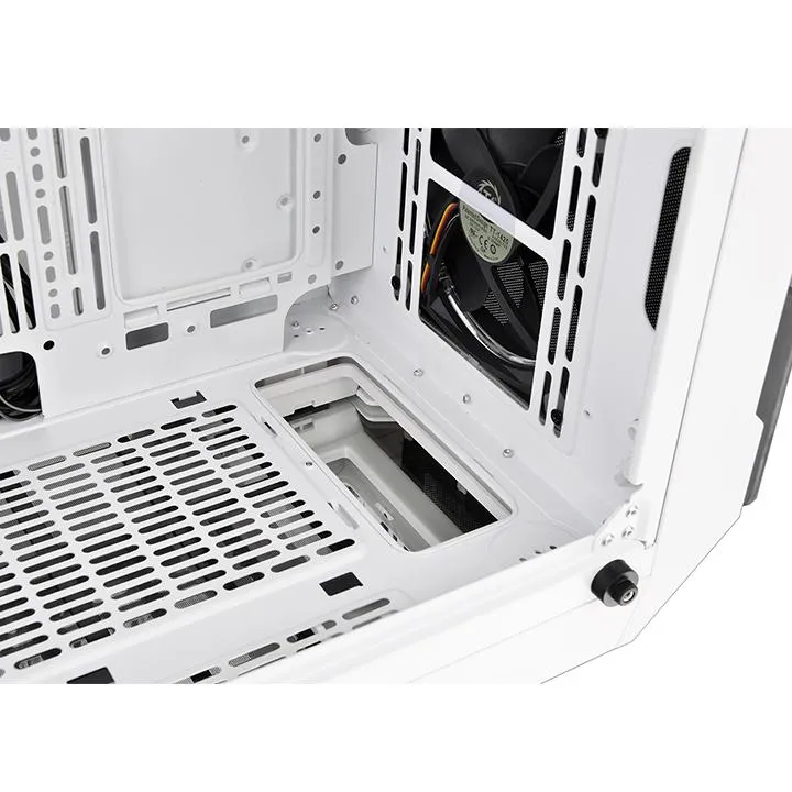 Thermaltake View 71 Tempered Glass Snow Edition -t&auml;ystornikotelo ikkunalla, valkoinen