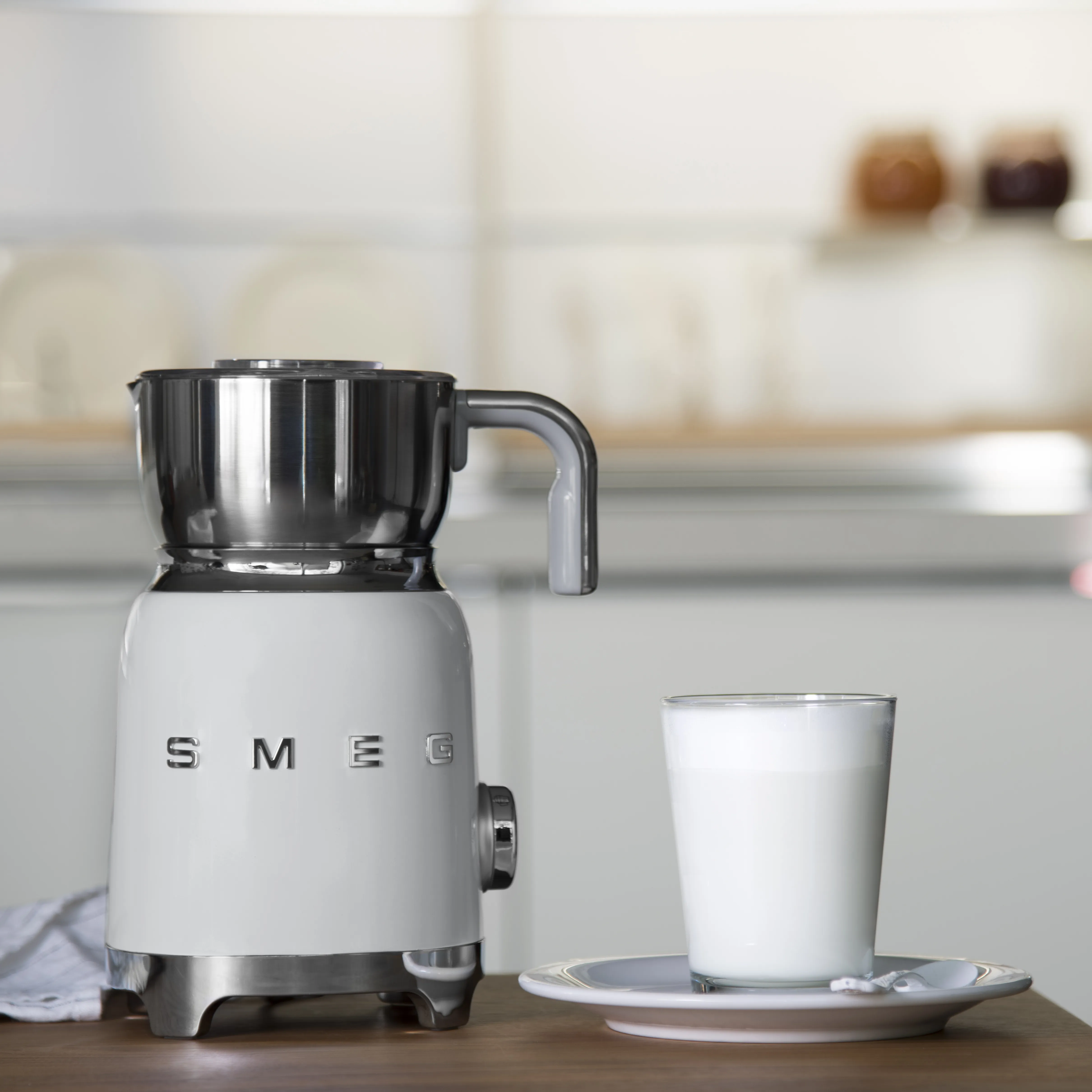 Smeg 50's Style -maidonvaahdotin, Valkoinen