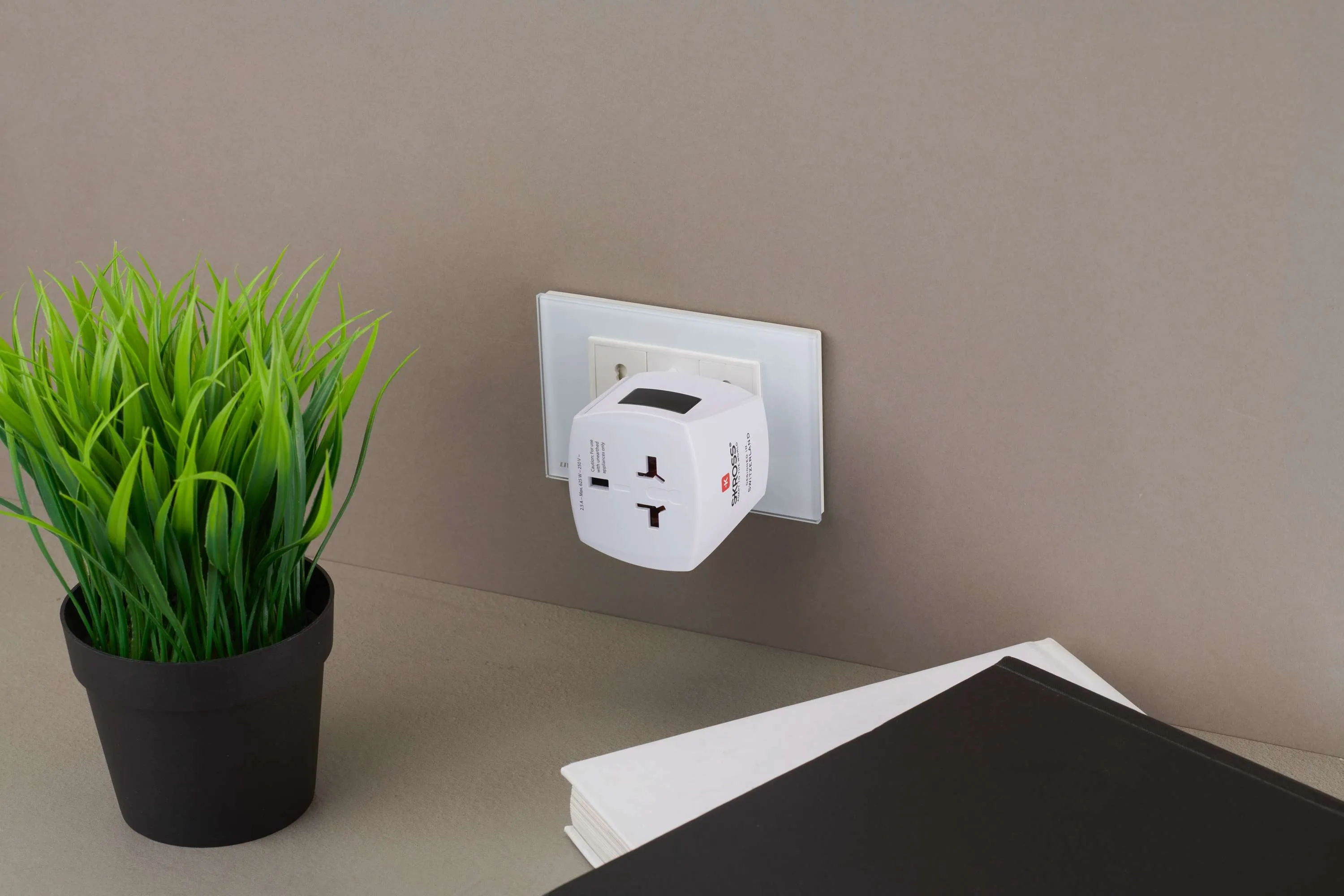 SKROSS MUV Micro - 2-polig v&auml;rldsreseadapter, vit