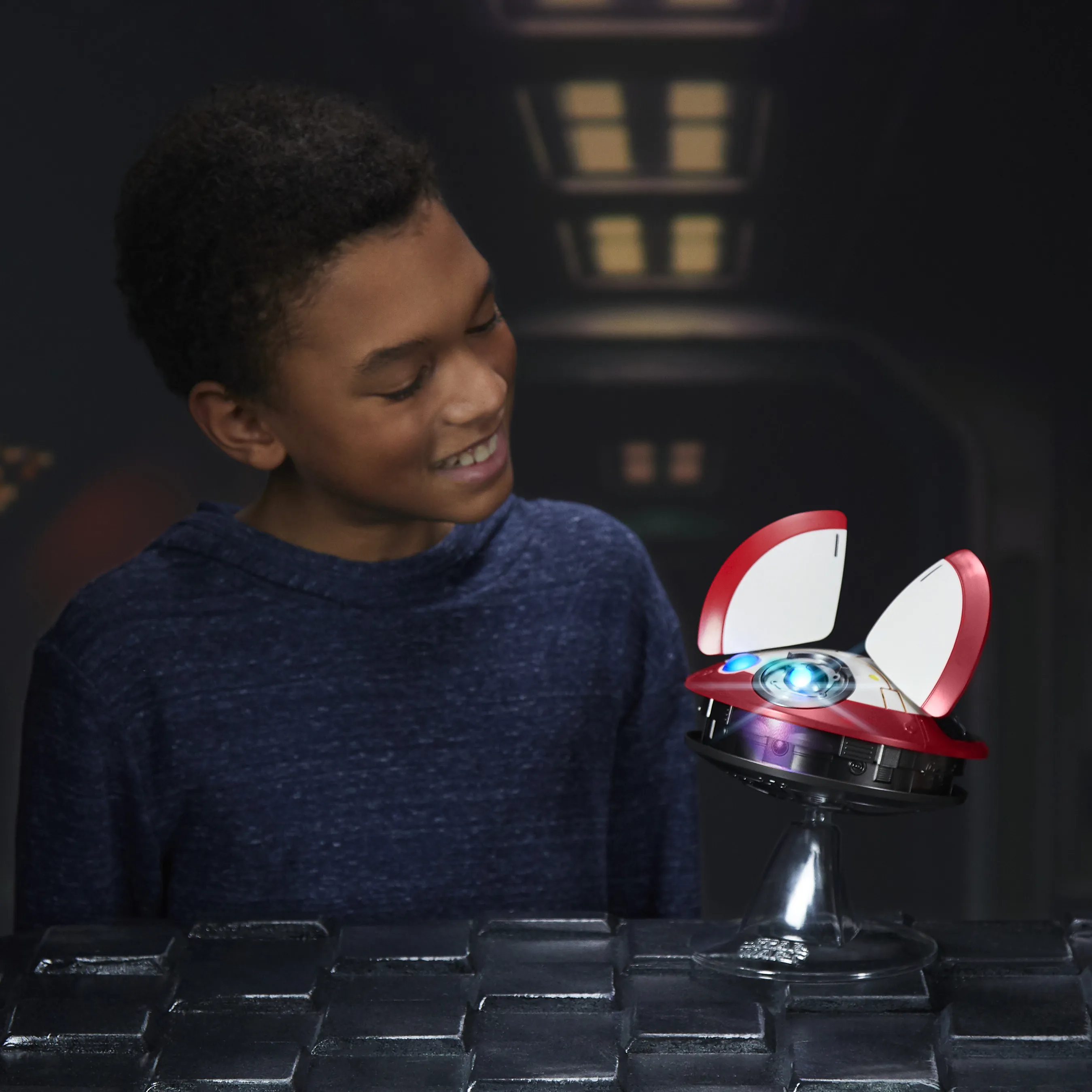 Hasbro Star Wars L0-LA59 (Lola) Animatronic Edition Toy Figure