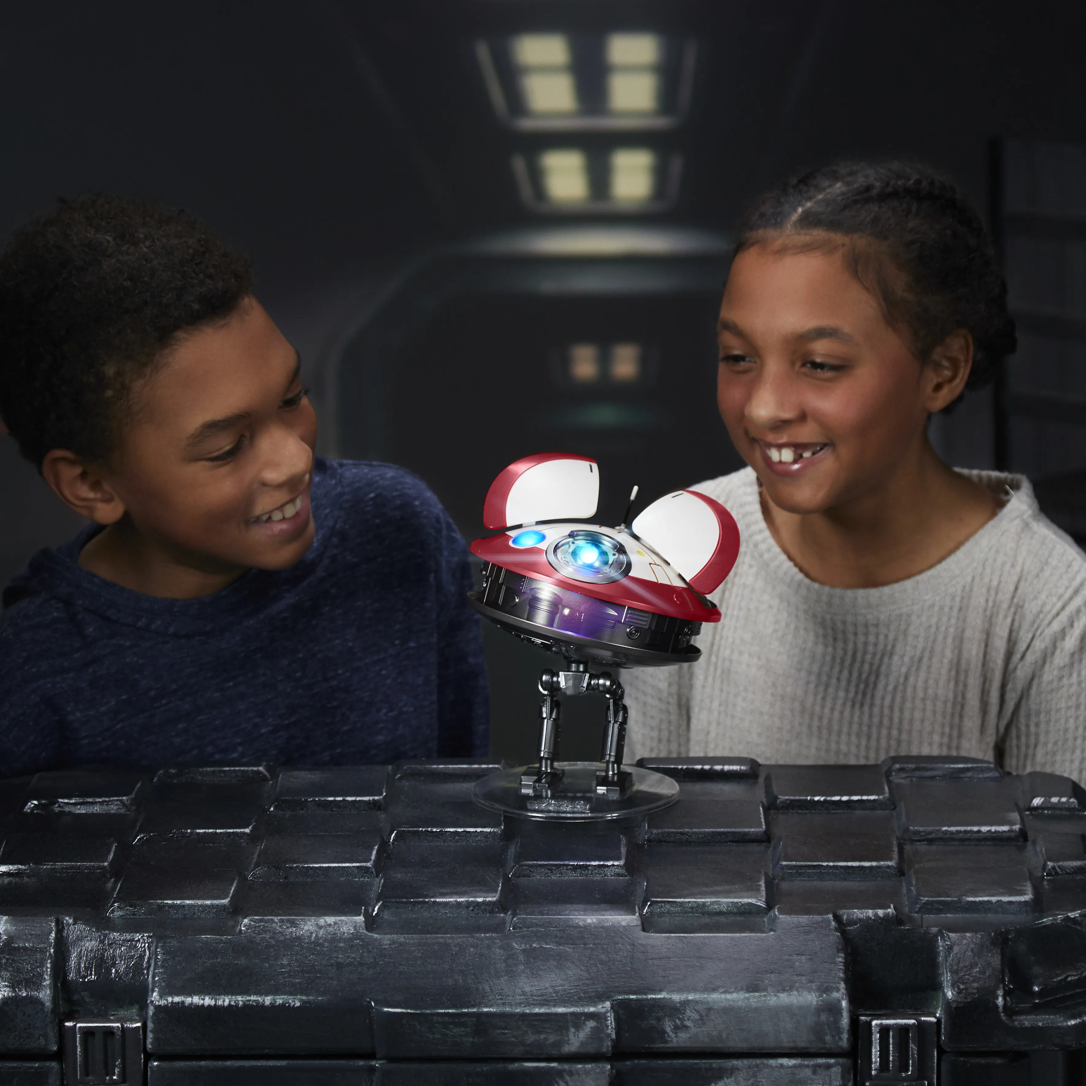 Hasbro Star Wars L0-LA59 (Lola) Animatronic Edition Toy Figure