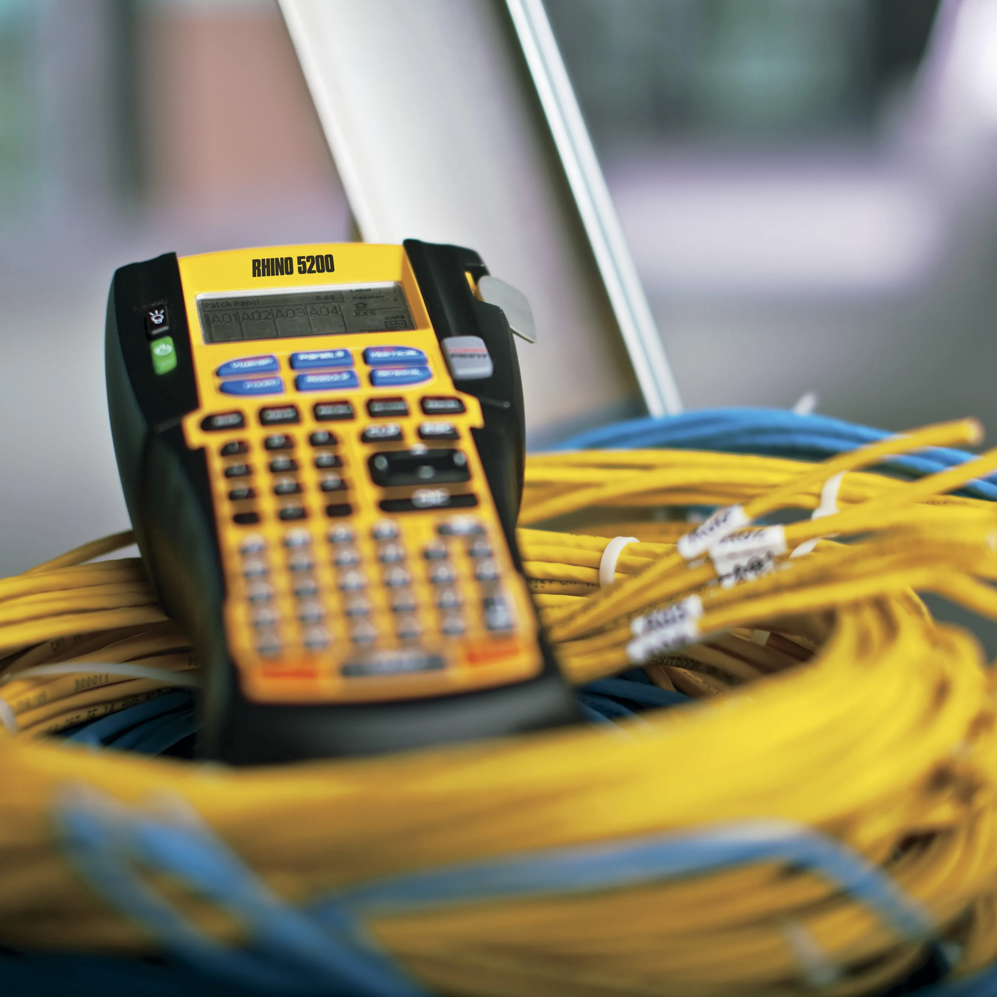 DYMO Rhino Professional 5200 tarratulostin LCD-n&auml;ytt&ouml;, musta/keltain