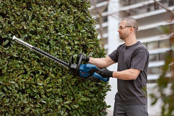 Bosch GHE 18V-60 Cordless Hedge Trimmer, includes 4.0Ah battery and charger