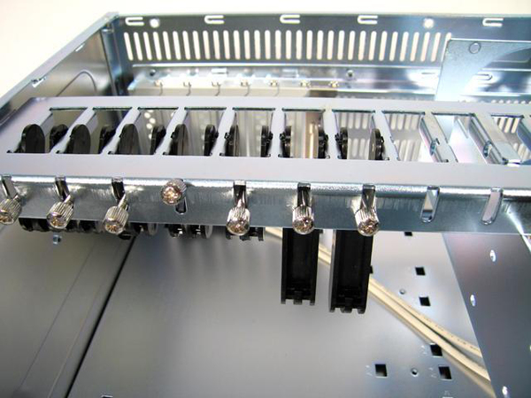 Chieftec 19" 4U chassie, utan n&auml;tdel, 3x5&frac14;" 3x3&frac12;"