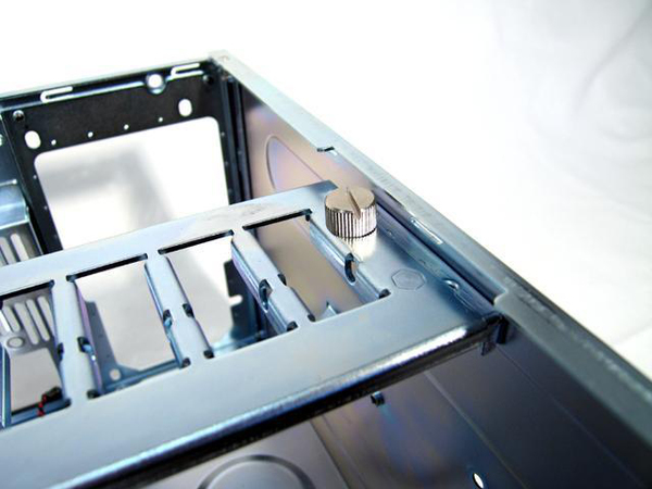 Chieftec 19" 4U chassie, utan n&auml;tdel, 3x5&frac14;" 3x3&frac12;"