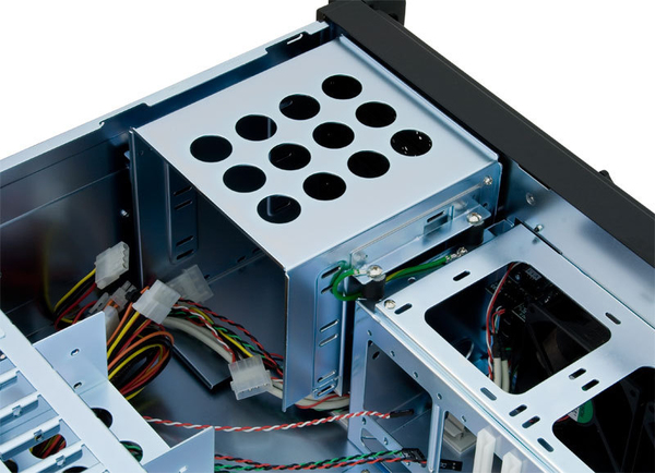 Chieftec 19" 4U chassie, utan n&auml;tdel, 3x5&frac14;" 3x3&frac12;"