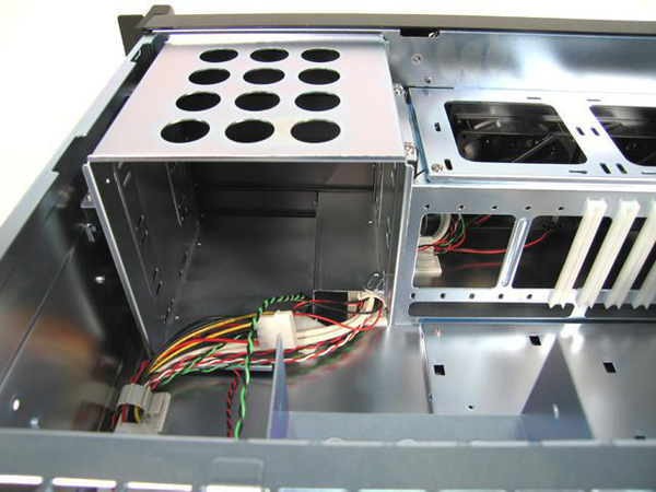 Chieftec 19" 4U chassie, utan n&auml;tdel, 3x5&frac14;" 3x3&frac12;"