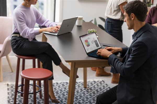 HP EliteBook 840 G8 14&quot; i5-1135G7, 16 Gt, 256 Gt SSD, Win 10 Pro -kannettava, Hopea