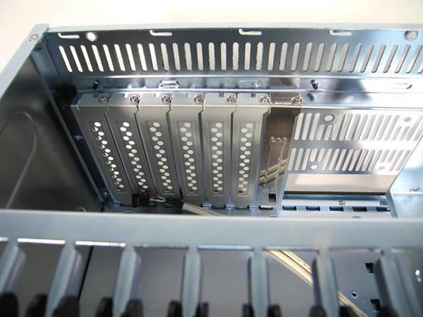 Chieftec 19" 4U chassie, utan n&auml;tdel, 3x5&frac14;" 3x3&frac12;"