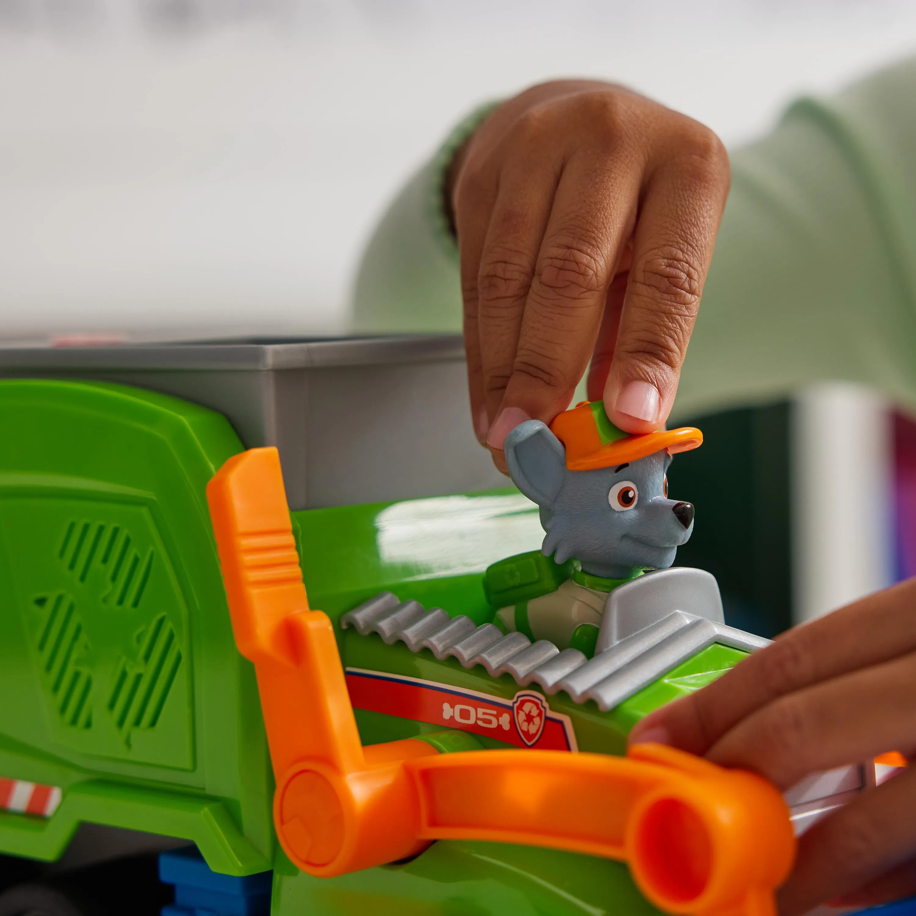 Spin Master Paw Patrol - Extra Large Recycling Truck with Rocky Figure and Transformation Function