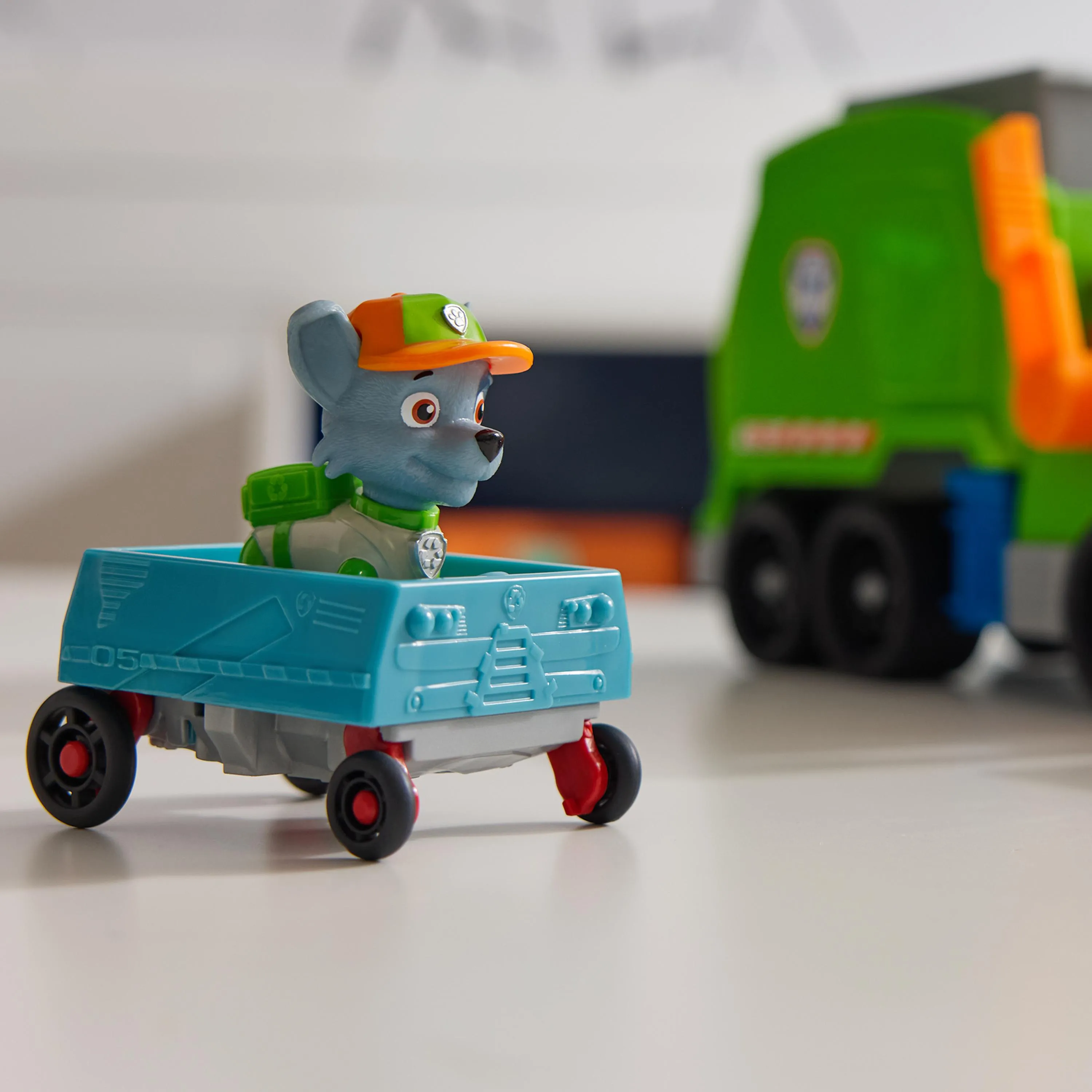 Spin Master Paw Patrol - Extra Large Recycling Truck with Rocky Figure and Transformation Function