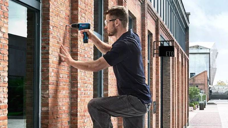 Bosch Professional GSB 120-LI - porakone sis. 2x akun ja kotelon