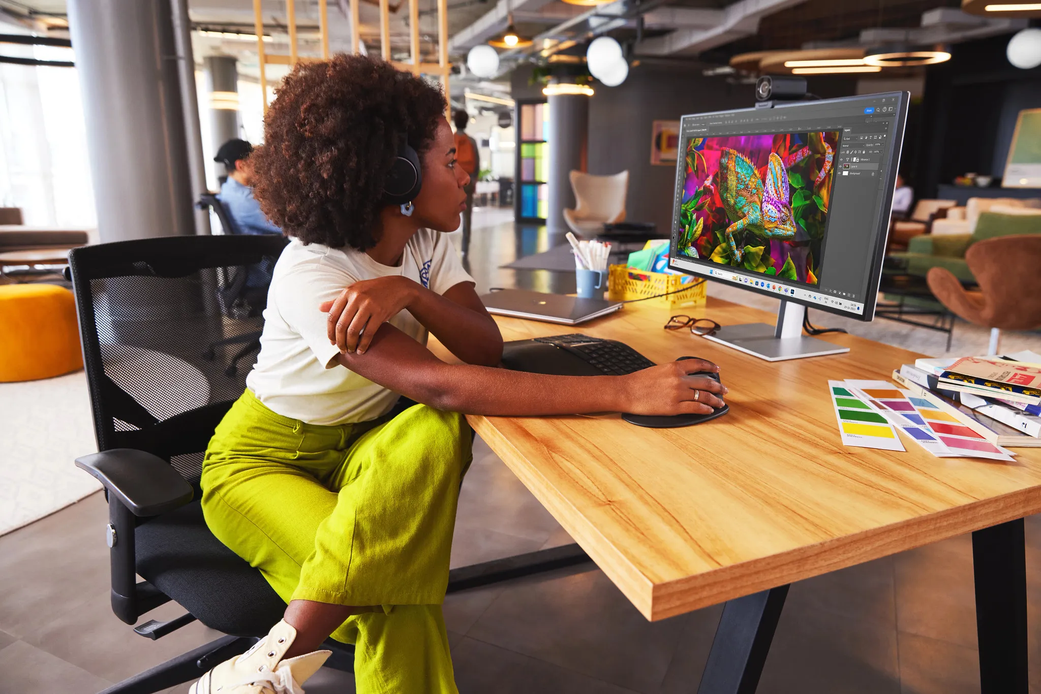 HP Series 7 Pro 727pk 27" 4K UHD, IPS Black Monitor with Thunderbolt 4 and KVM