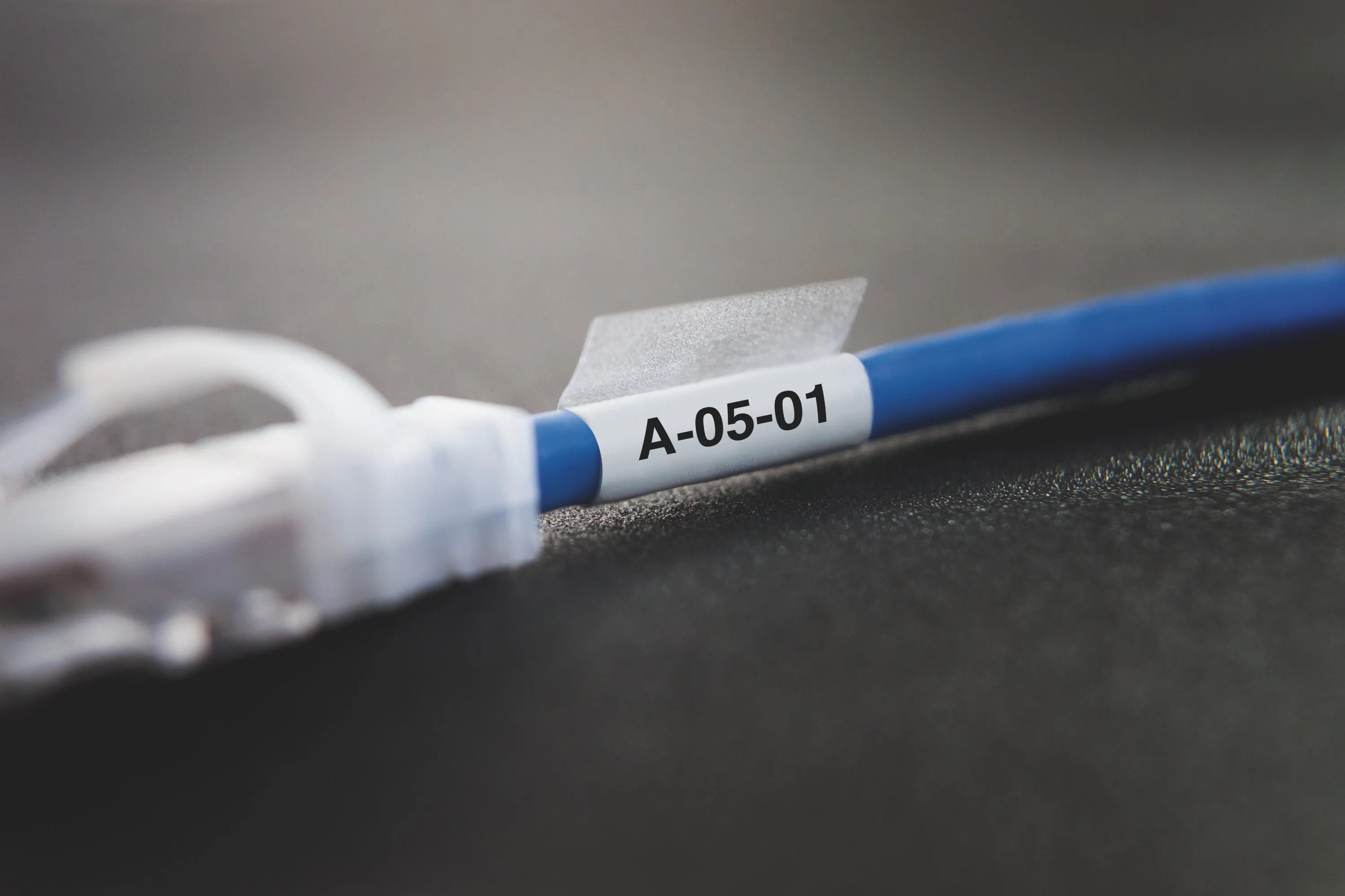 Tape XTL 21mmx39mm lam wire/cable bl/whi